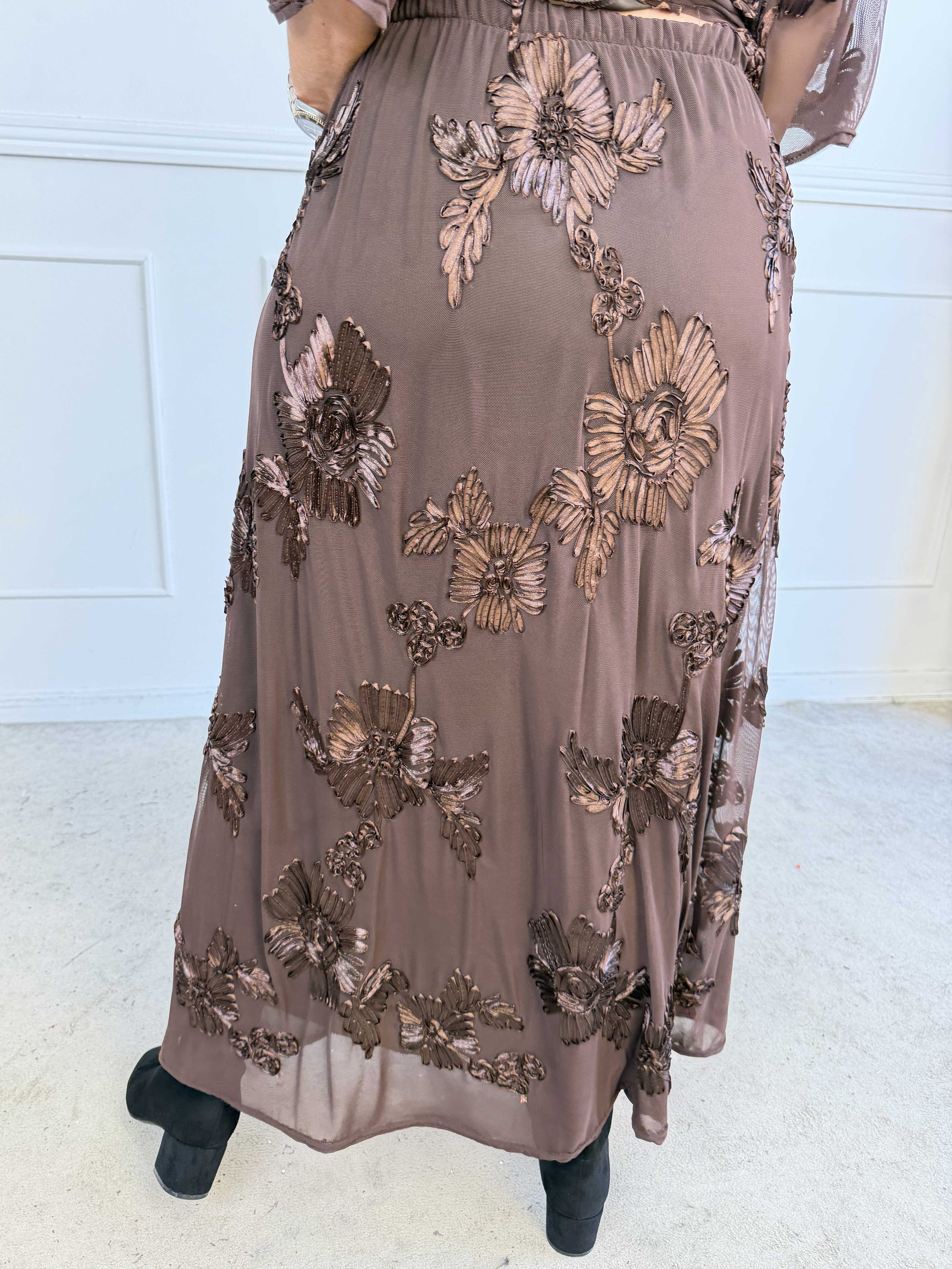 Silke Flora - Feminin nederdel i let mesh med fine blomstermotiver, der giver et elegant og romantisk look