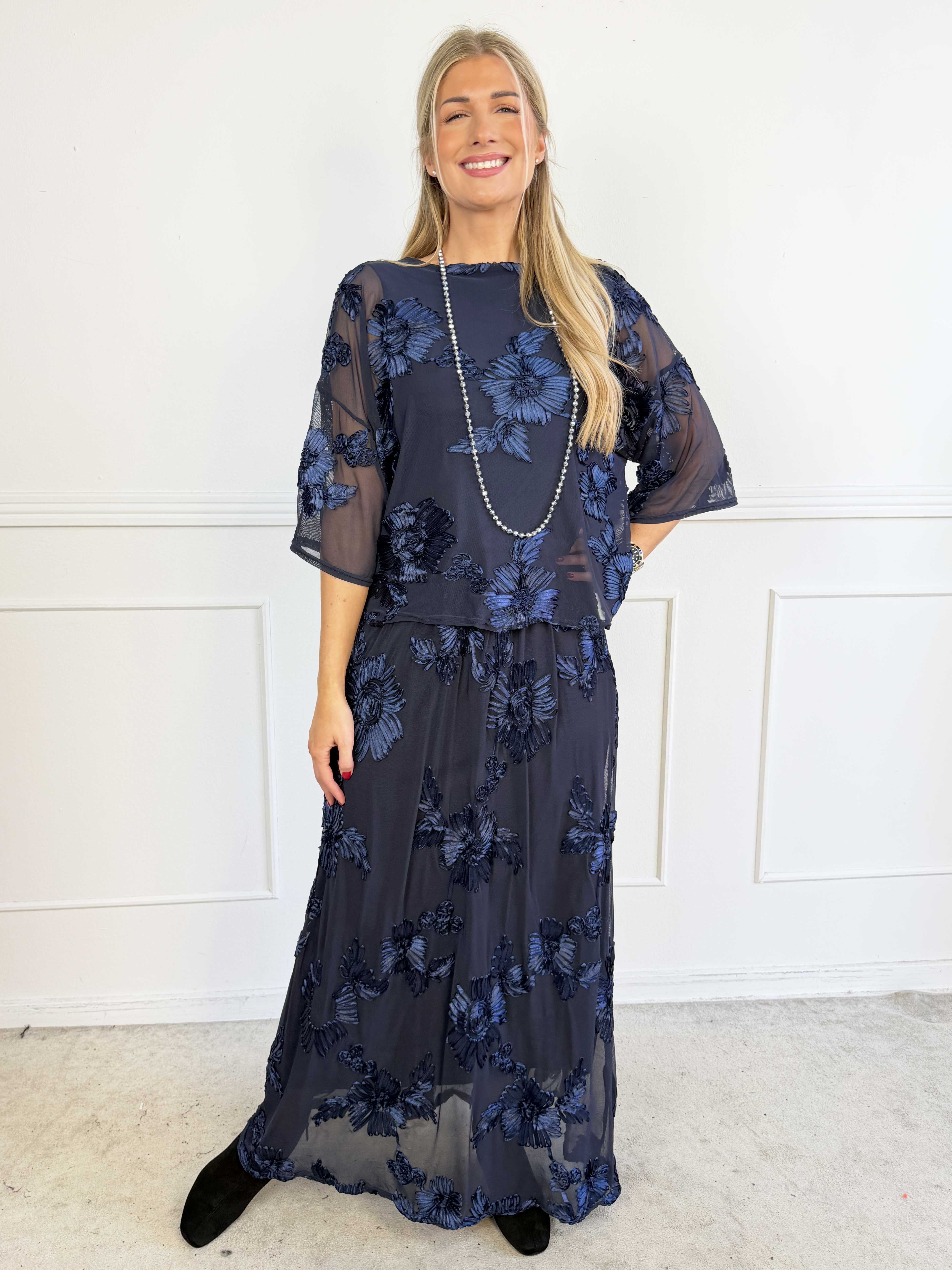 Silke Flora - Feminin nederdel i let mesh med fine blomstermotiver, der giver et elegant og romantisk look