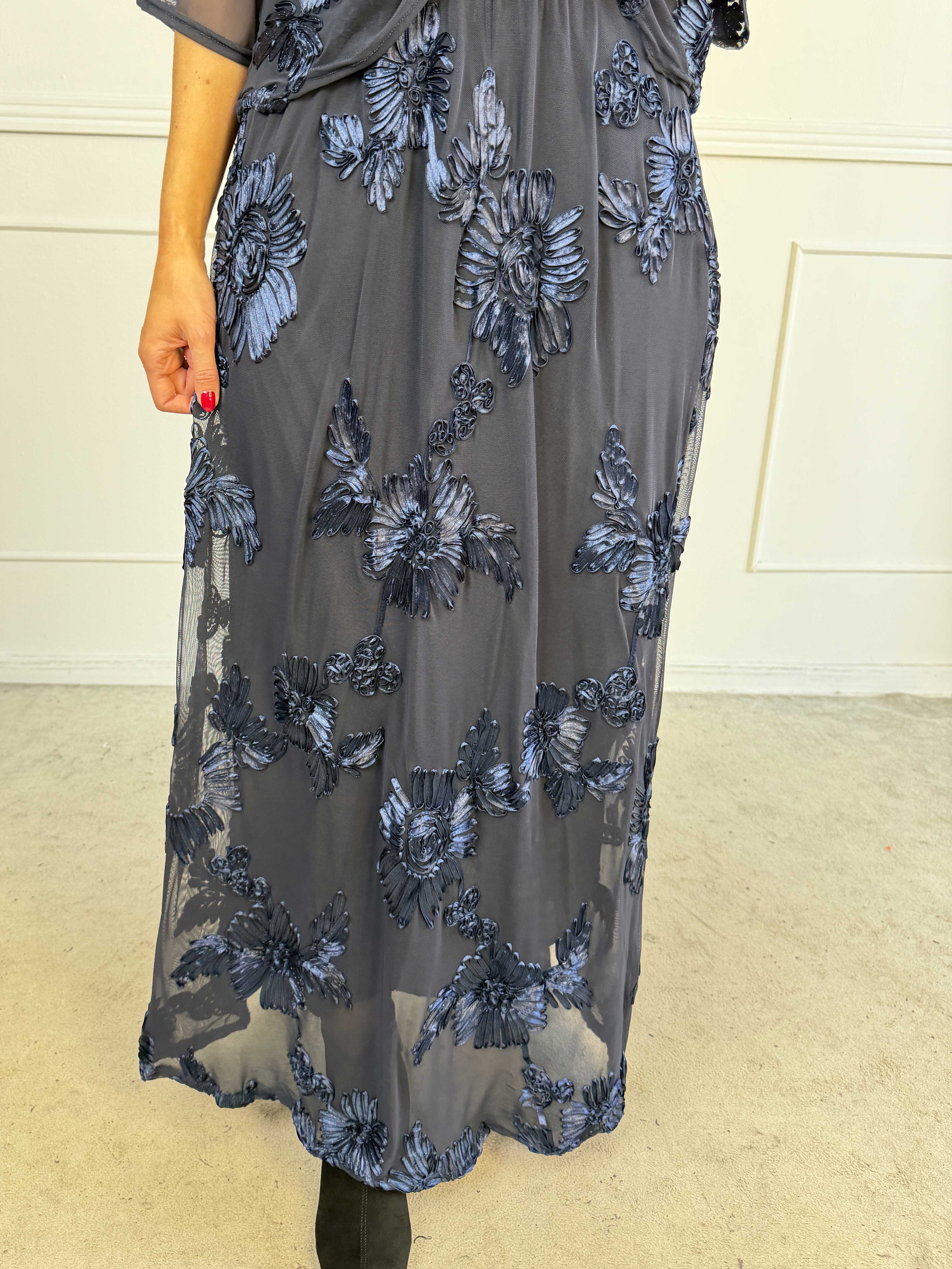 Silke Flora - Feminin nederdel i let mesh med fine blomstermotiver, der giver et elegant og romantisk look