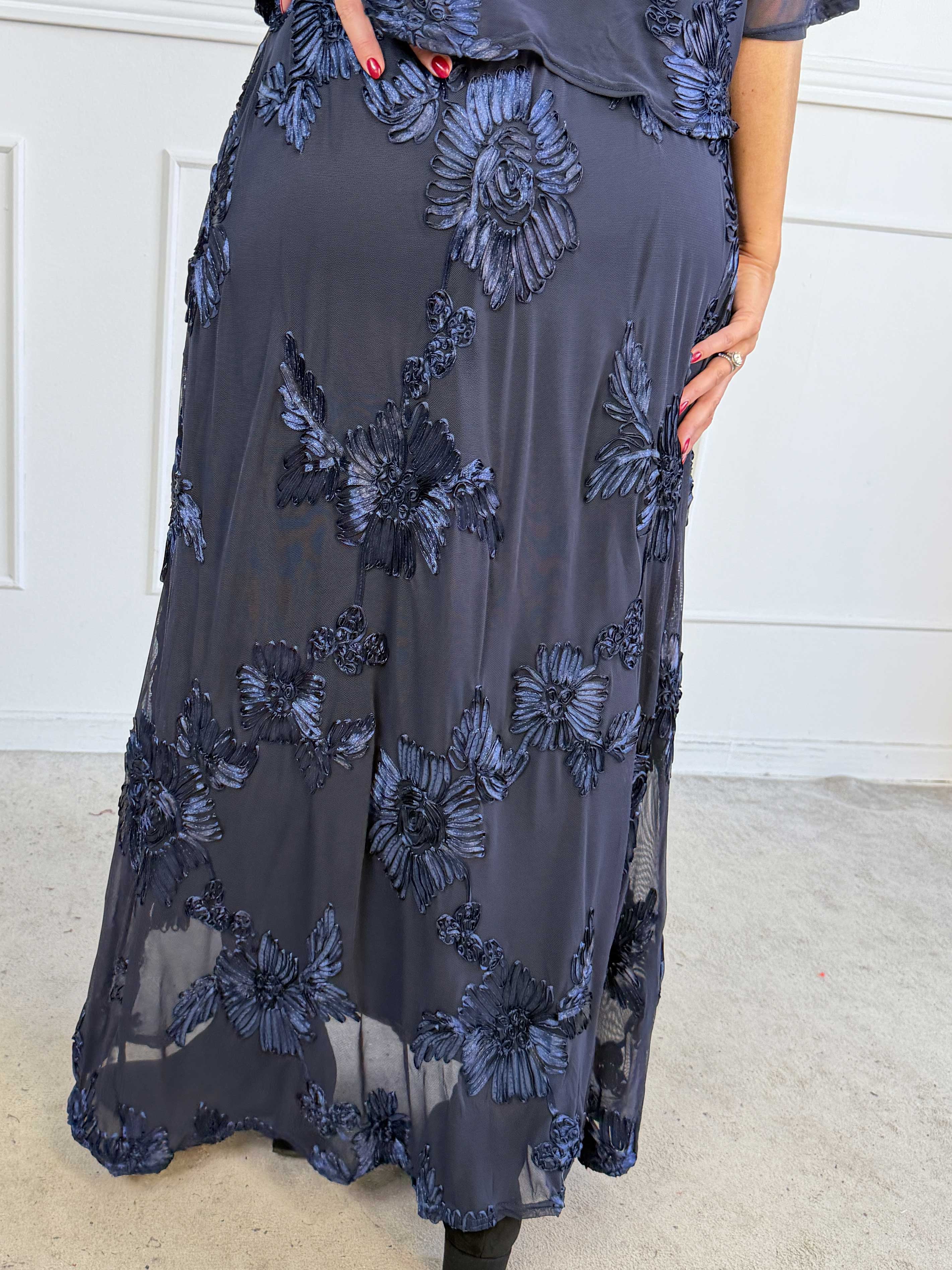Silke Flora - Feminin nederdel i let mesh med fine blomstermotiver, der giver et elegant og romantisk look