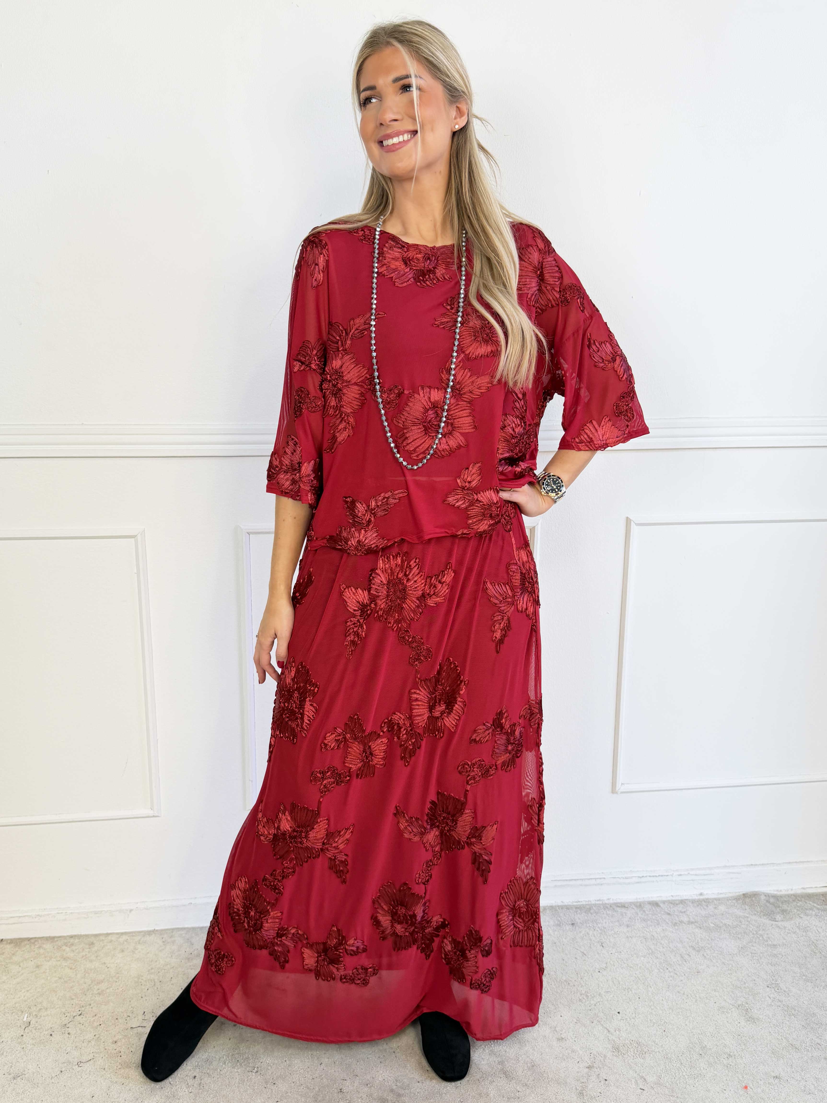 Silke Flora - Feminin nederdel i let mesh med fine blomstermotiver, der giver et elegant og romantisk look