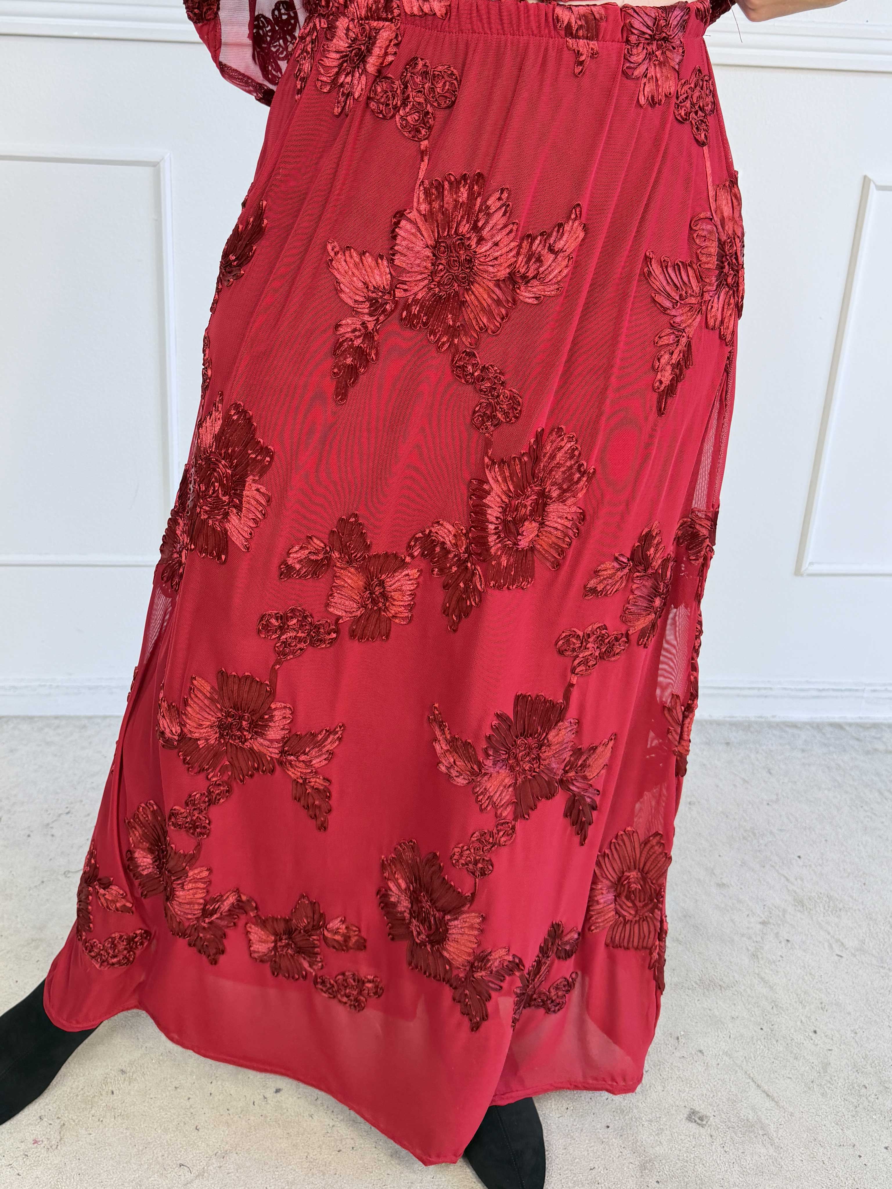 Silke Flora - Feminin nederdel i let mesh med fine blomstermotiver, der giver et elegant og romantisk look