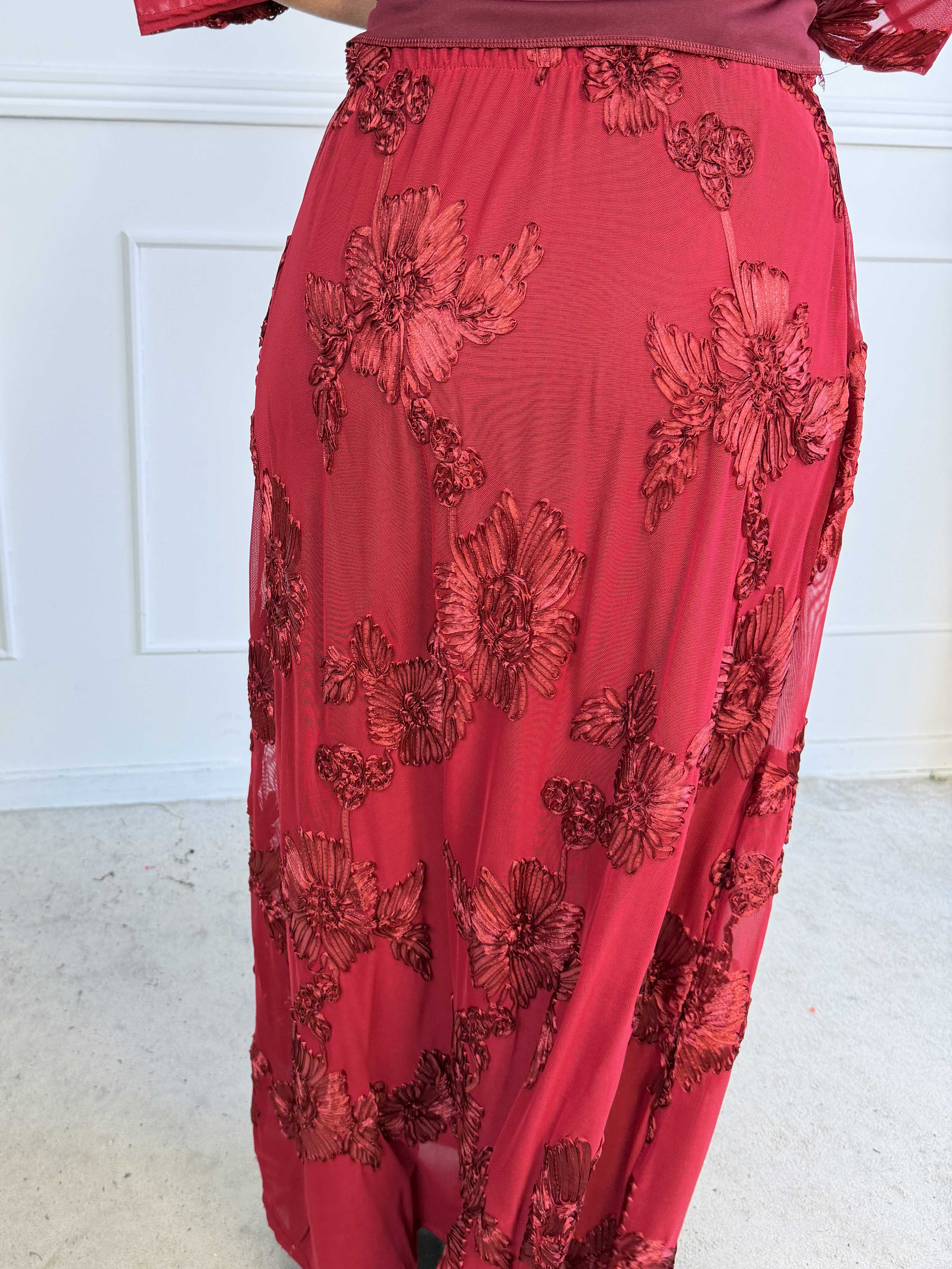Silke Flora - Feminin nederdel i let mesh med fine blomstermotiver, der giver et elegant og romantisk look
