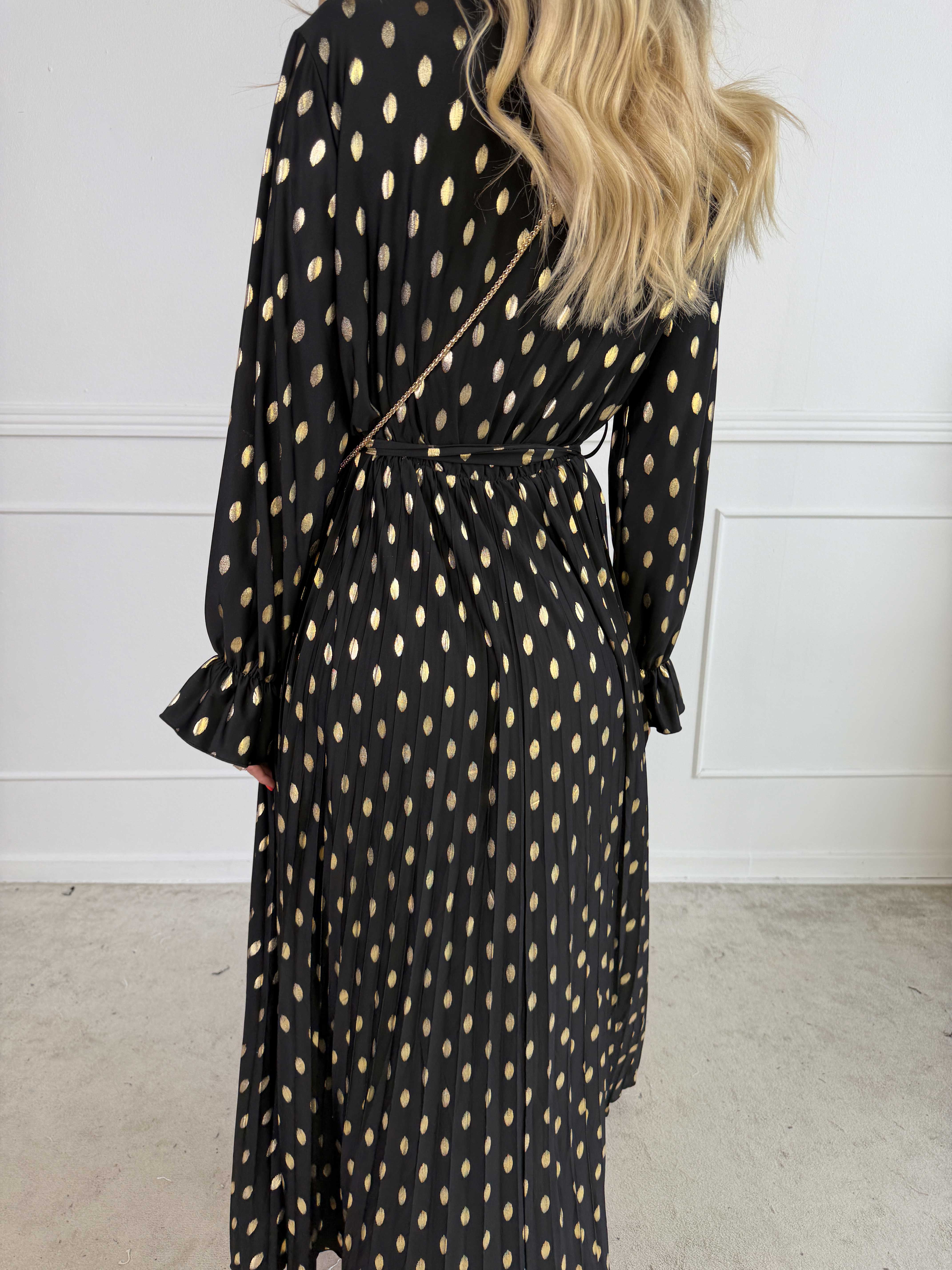 Silvija Dot - Lang elastisk kjole med guld dutter og plisseret skørt
