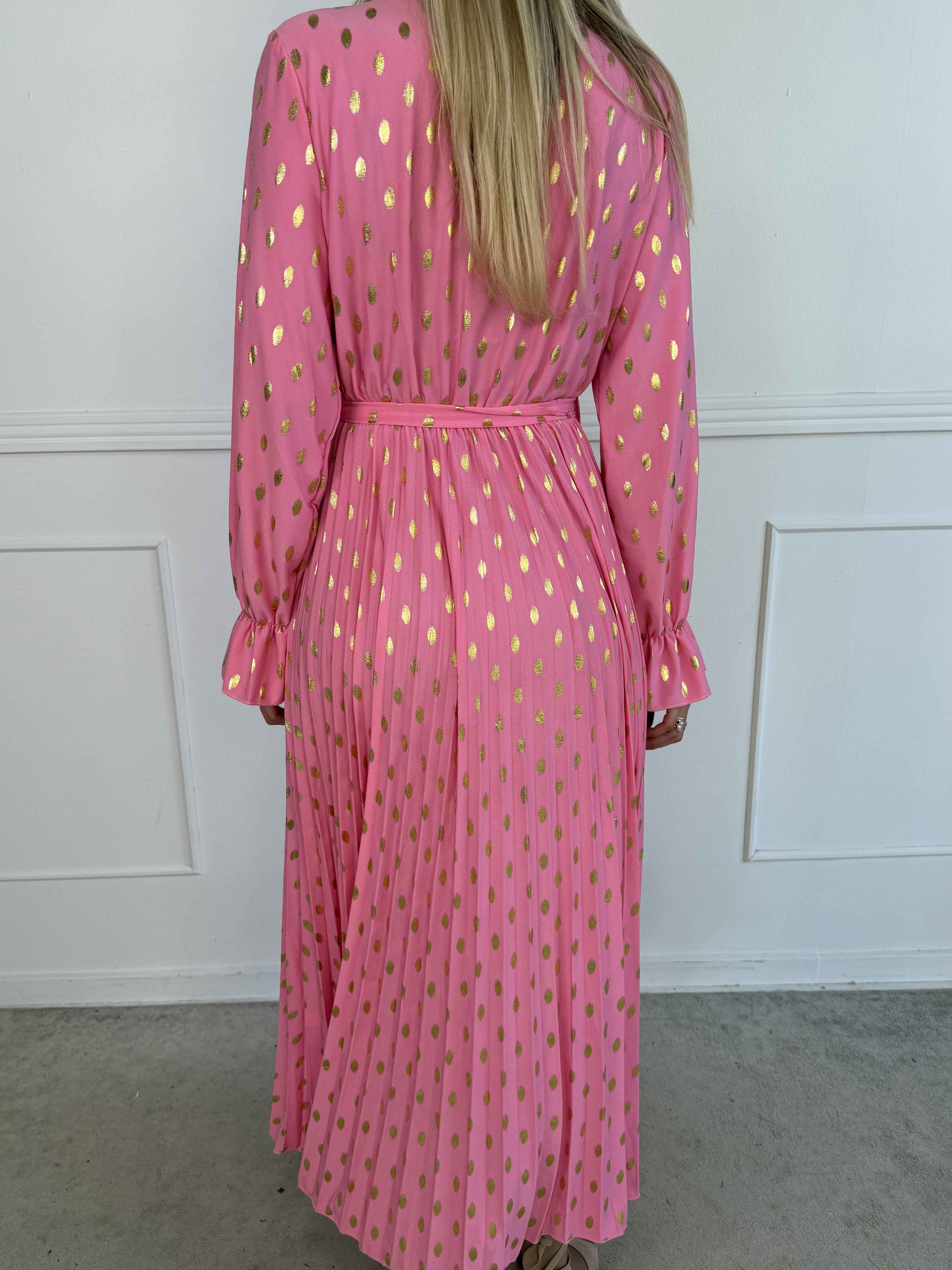 Silvija Dot - Lang plus size kjole med guld dutter og plisseret skørt