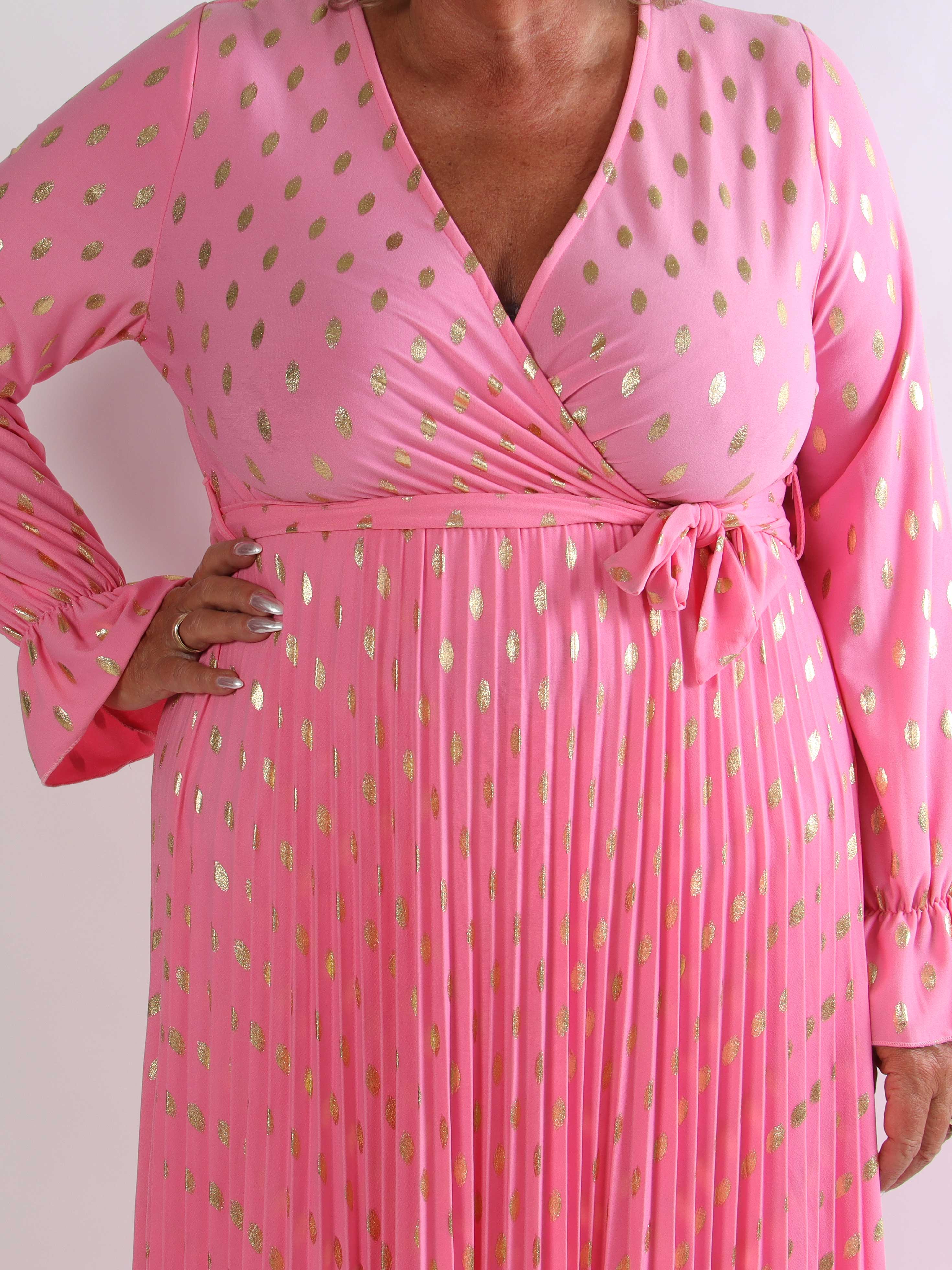 Silvija Dot - Lang plus size kjole med guld dutter og plisseret skørt