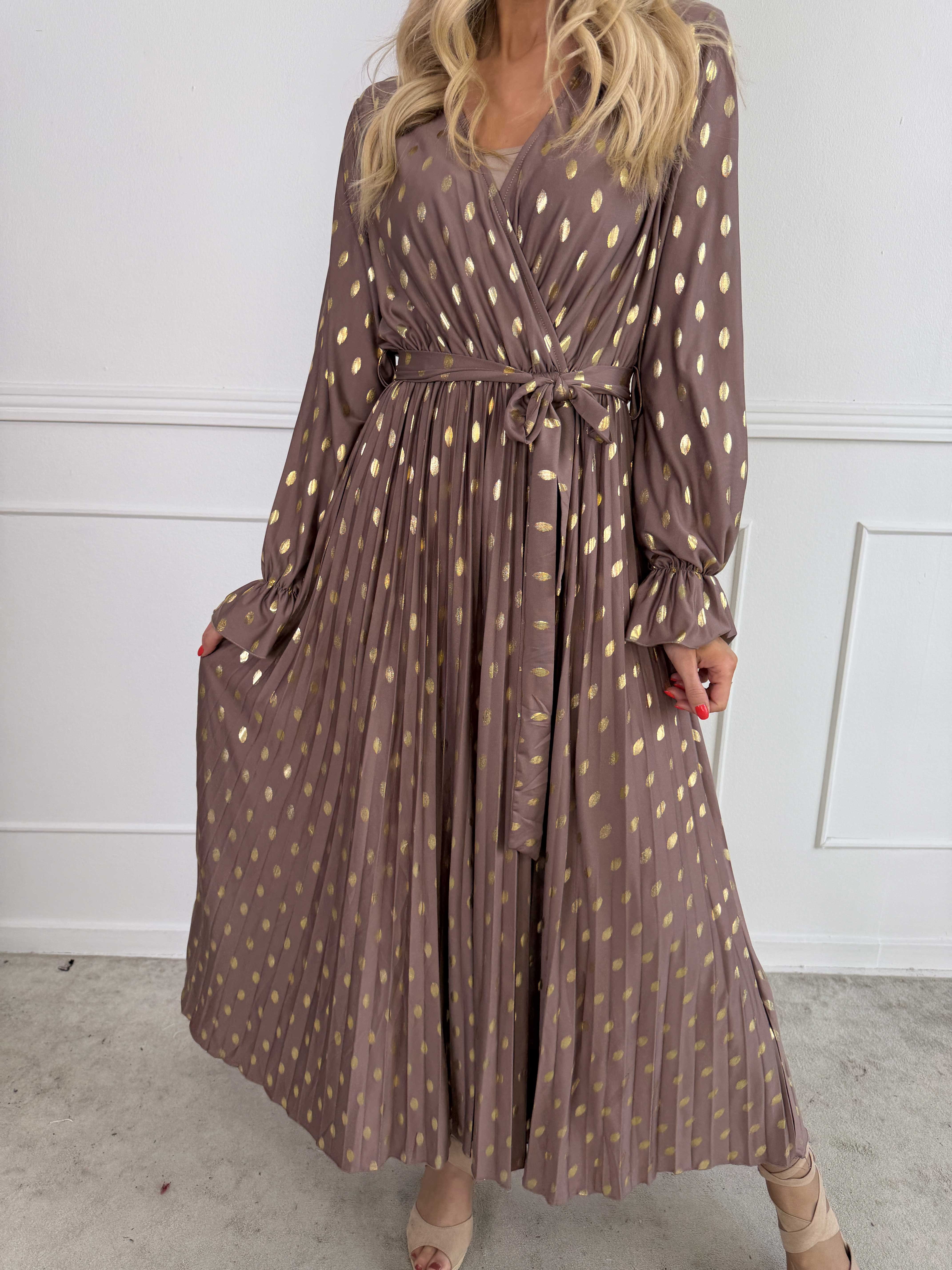 Silvija Dot - Lang elastisk kjole med guld dutter og plisseret skørt
