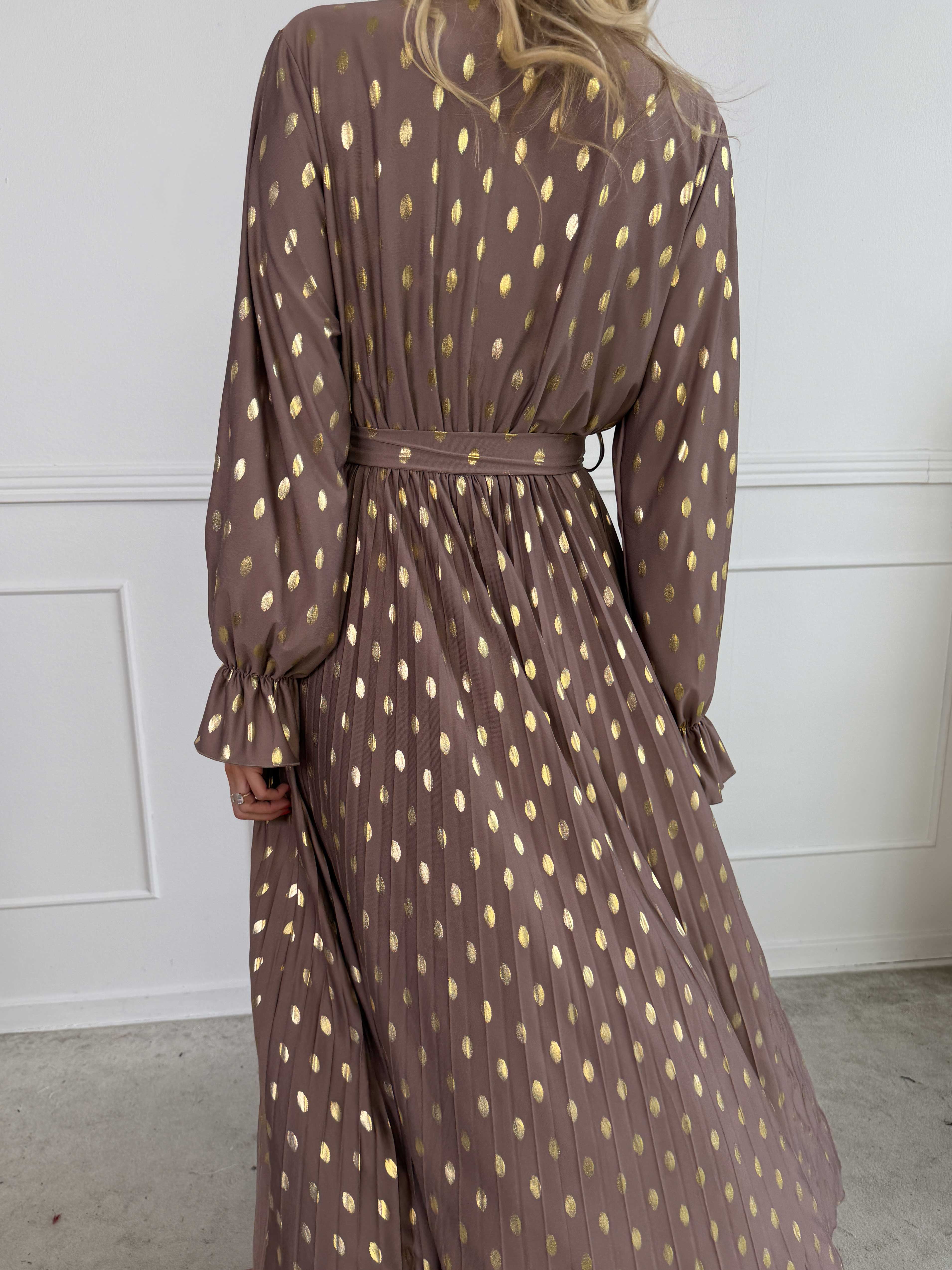 Silvija Dot - Lang elastisk kjole med guld dutter og plisseret skørt