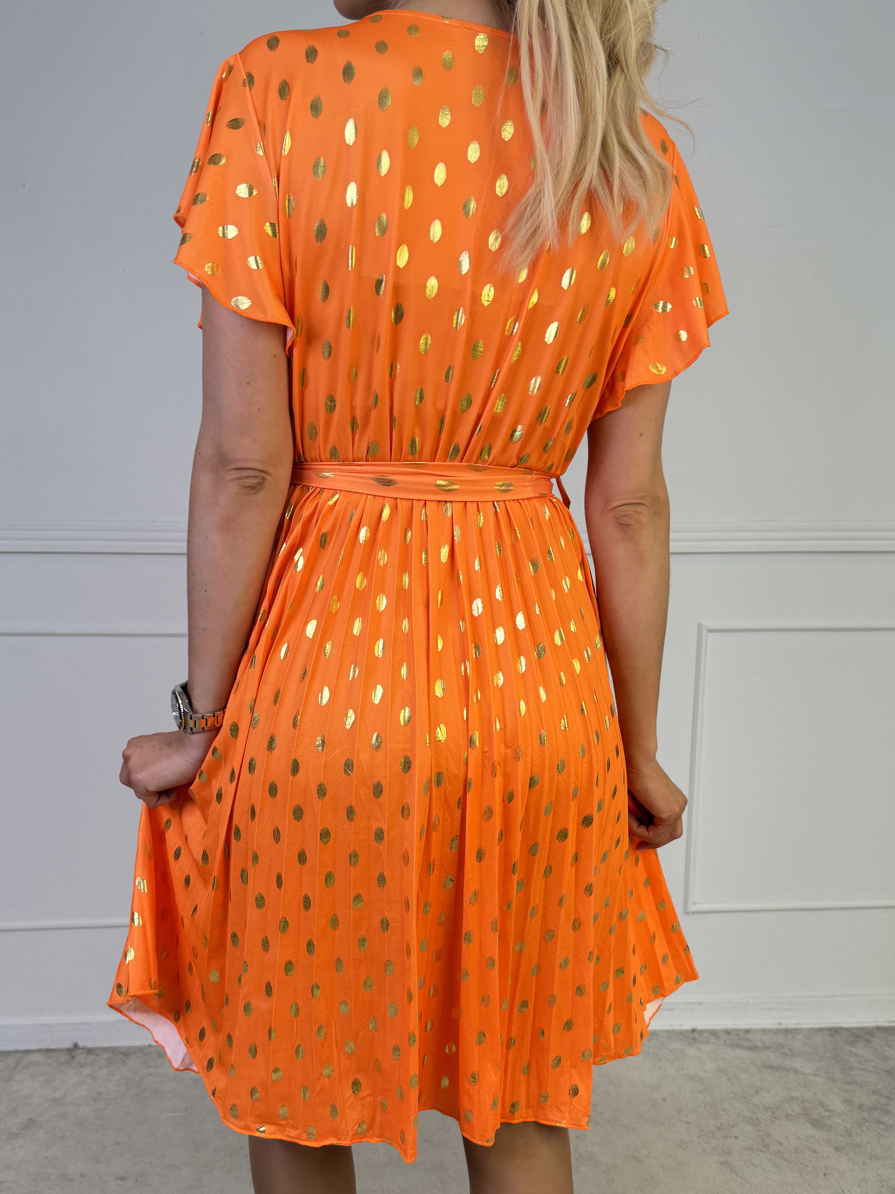 Silvija Dot Short - Elastik kjole med plisseret skørt og guld dutter