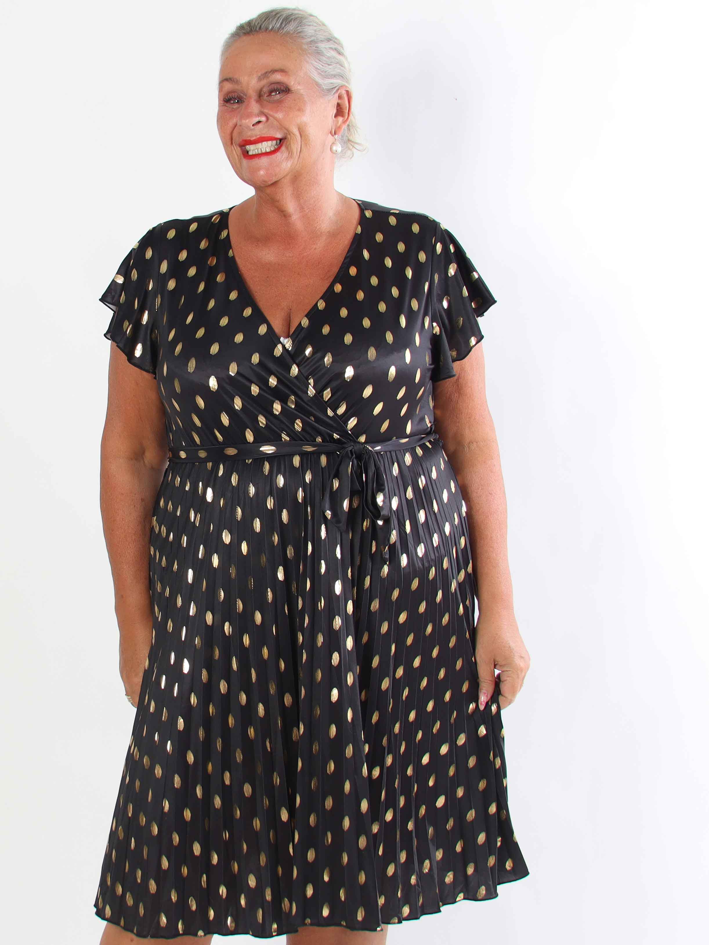 Silvija Dot Short - Elastisk plus size kjole med plisseret skørt og guld dutter