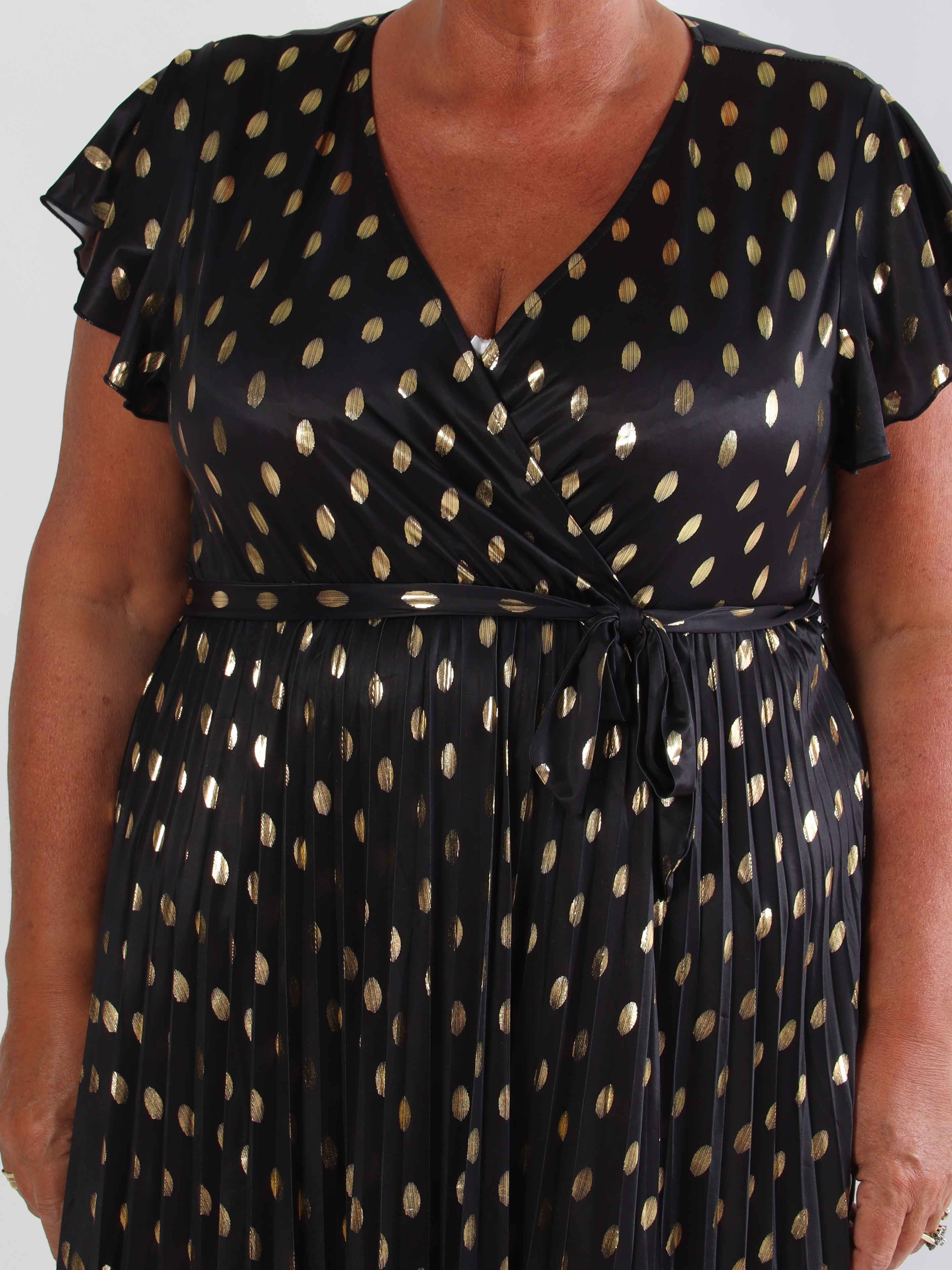 Silvija Dot Short - Elastisk plus size kjole med plisseret skørt og guld dutter
