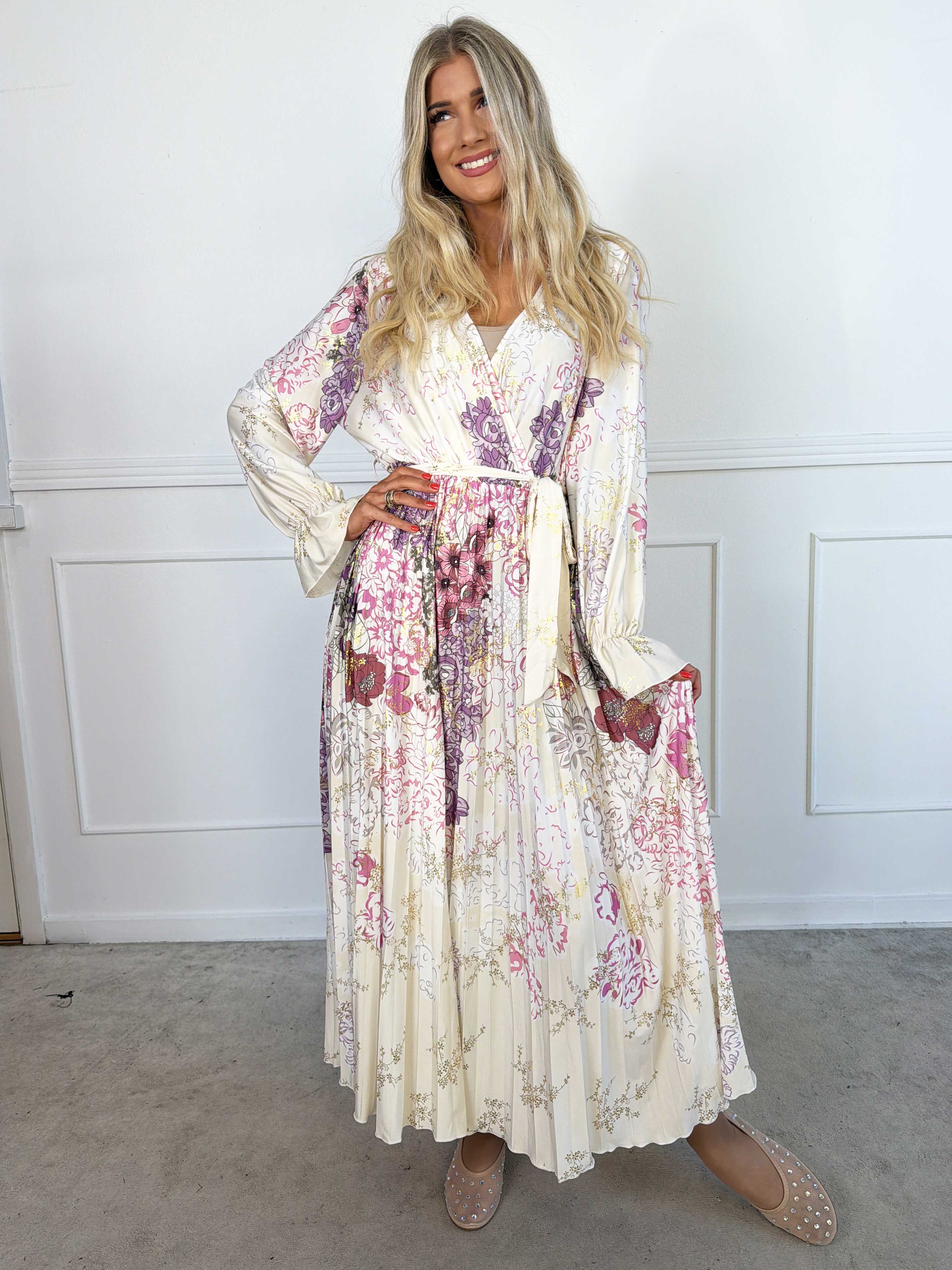 Silvija Flower - Lang elastisk mønstret kjole med plisseret skørt