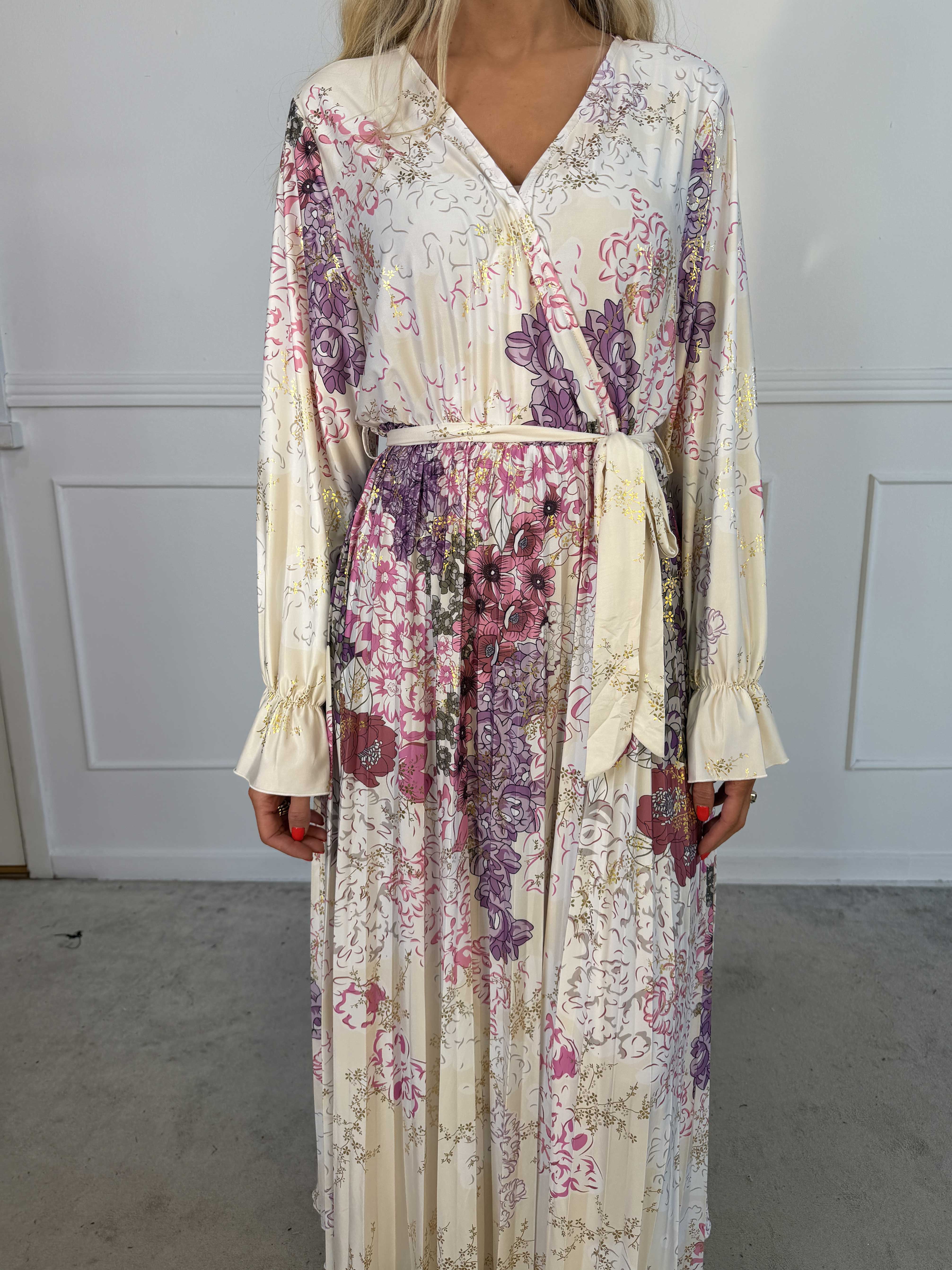 Silvija Flower - Lang elastisk mønstret kjole med plisseret skørt