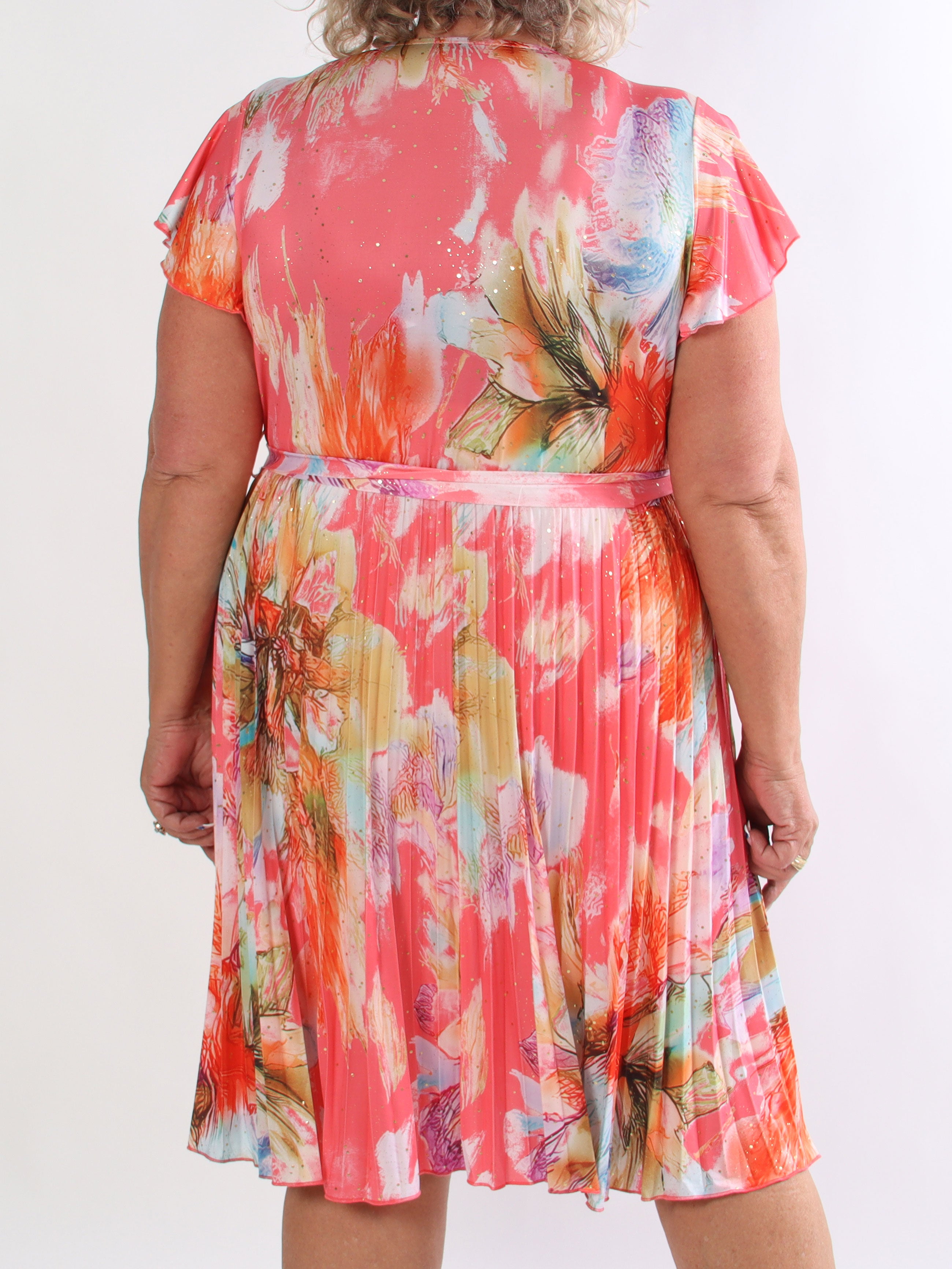 Silvija Print Short - Elastik mønstret plus size kjole med plisseret skørt og guld støv