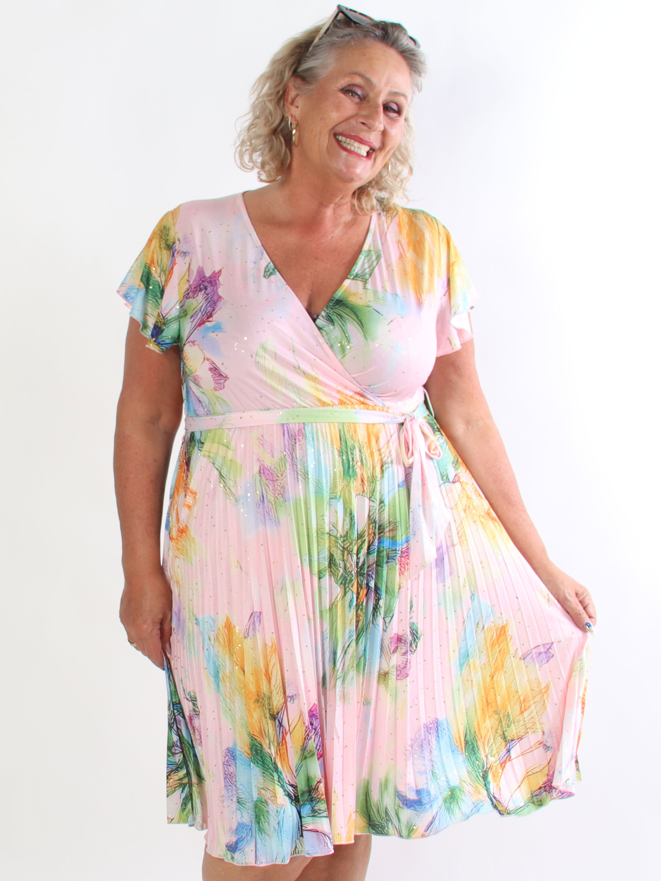 Silvija Print Short - Elastik mønstret plus size kjole med plisseret skørt og guld støv
