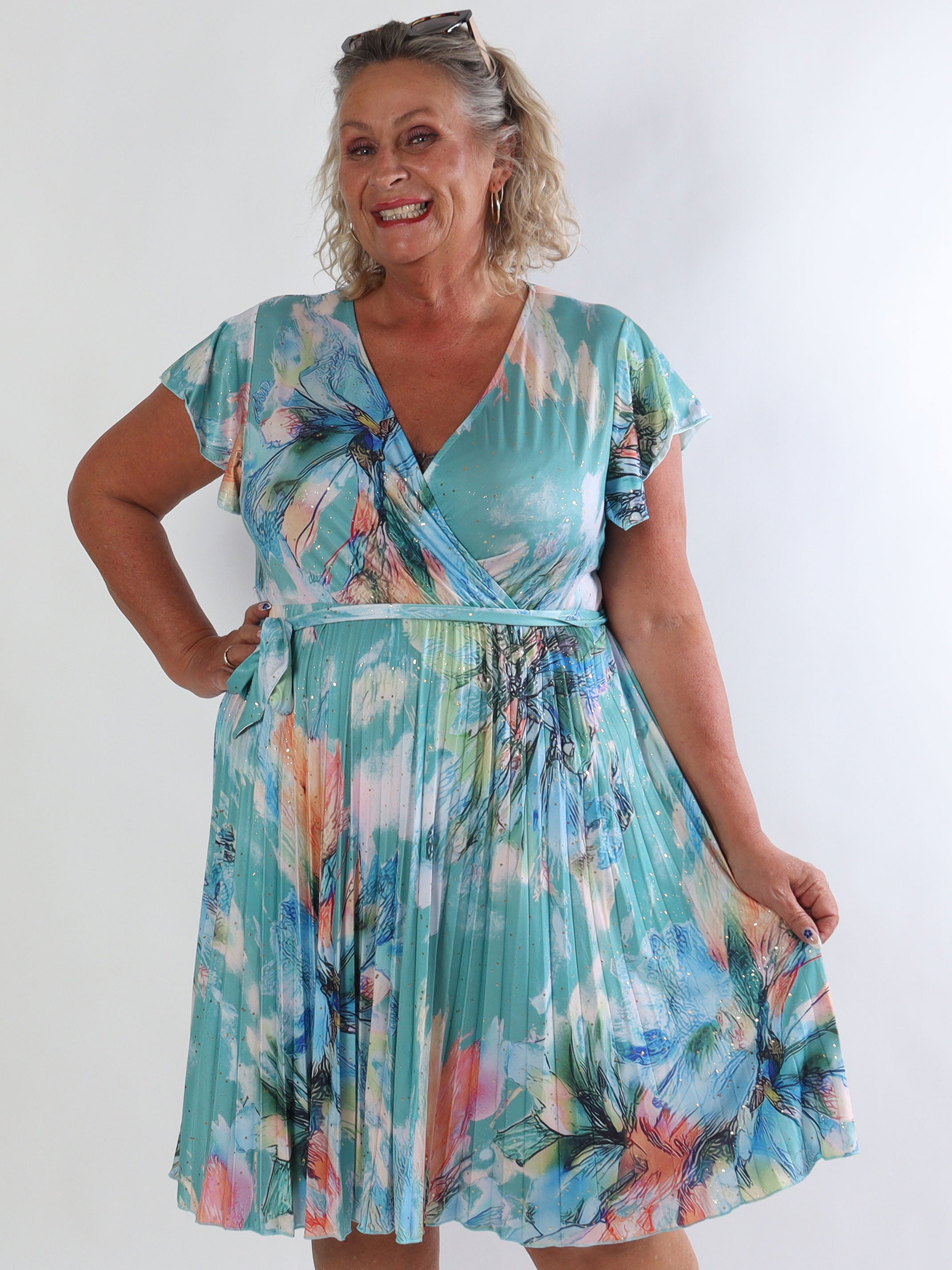 Silvija Print Short - Elastik mønstret plus size kjole med plisseret skørt og guld støv