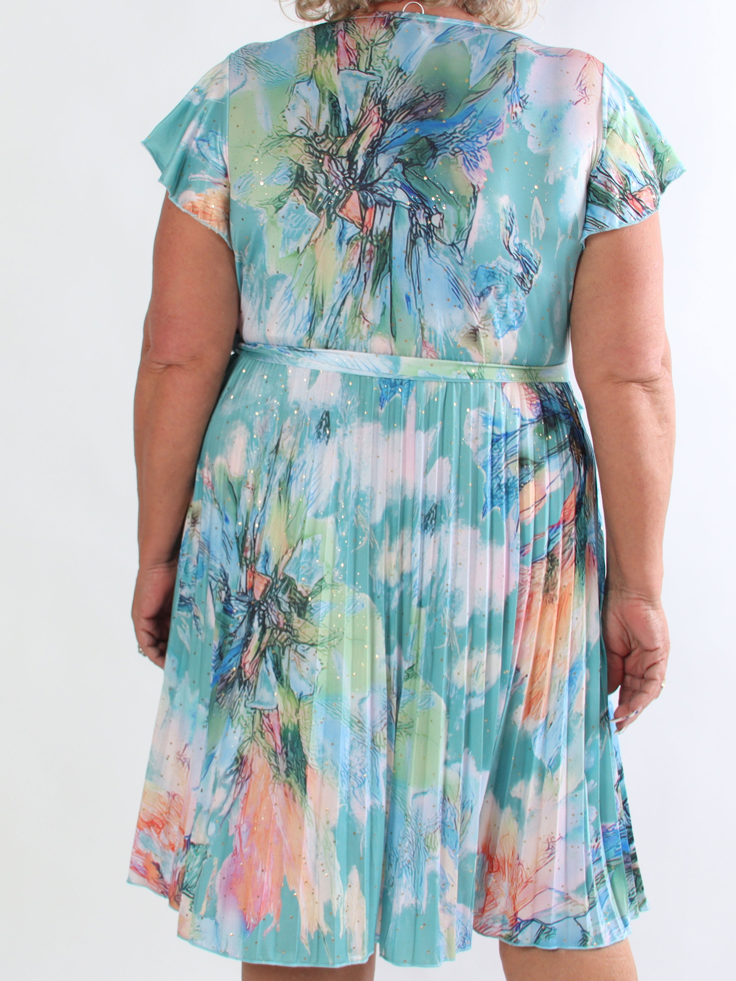 Silvija Print Short - Elastik mønstret plus size kjole med plisseret skørt og guld støv