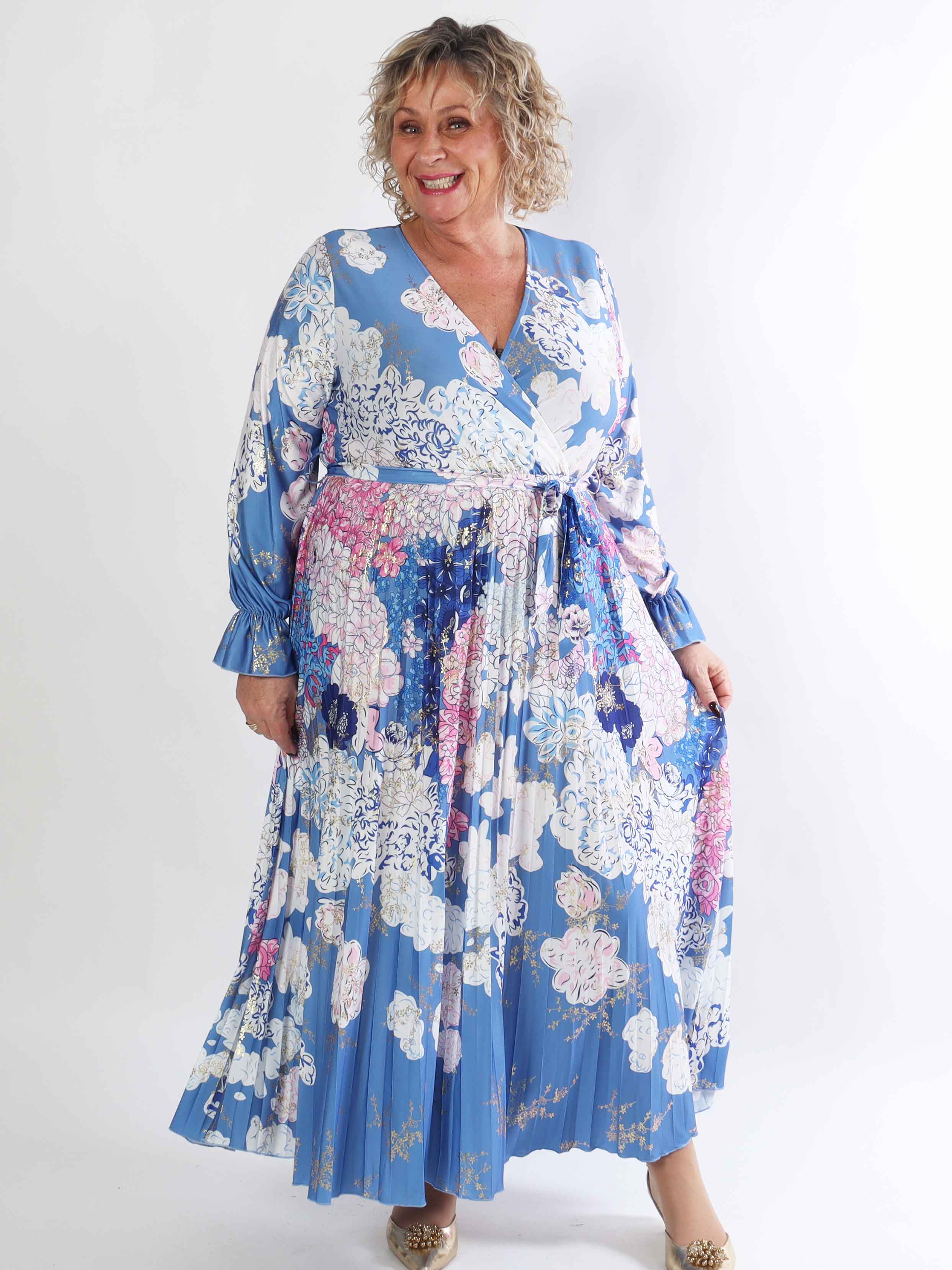 Silvija Flower - Lang plus size mønstret kjole med plisseret skørt