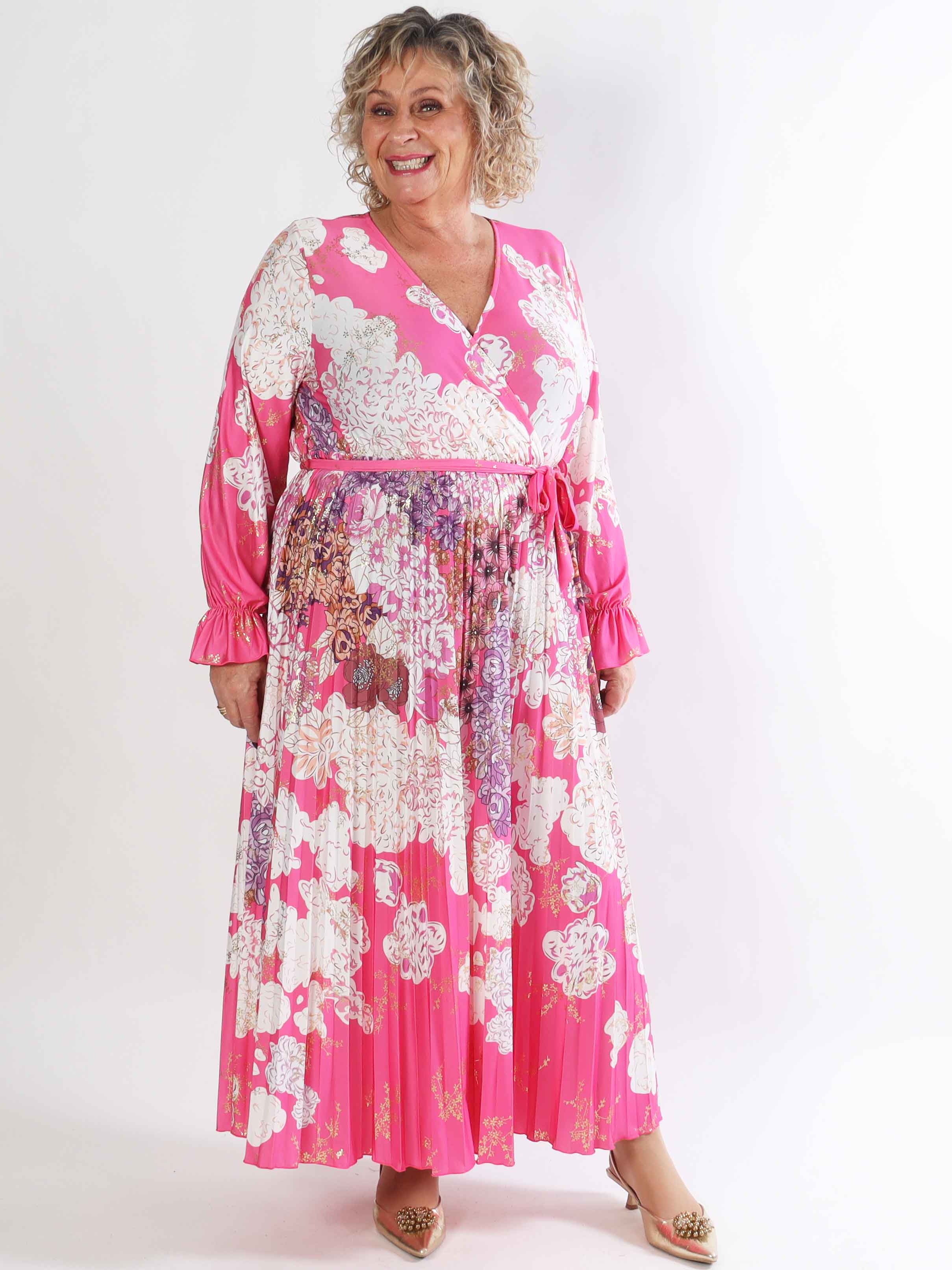 Silvija Flower - Lang plus size mønstret kjole med plisseret skørt