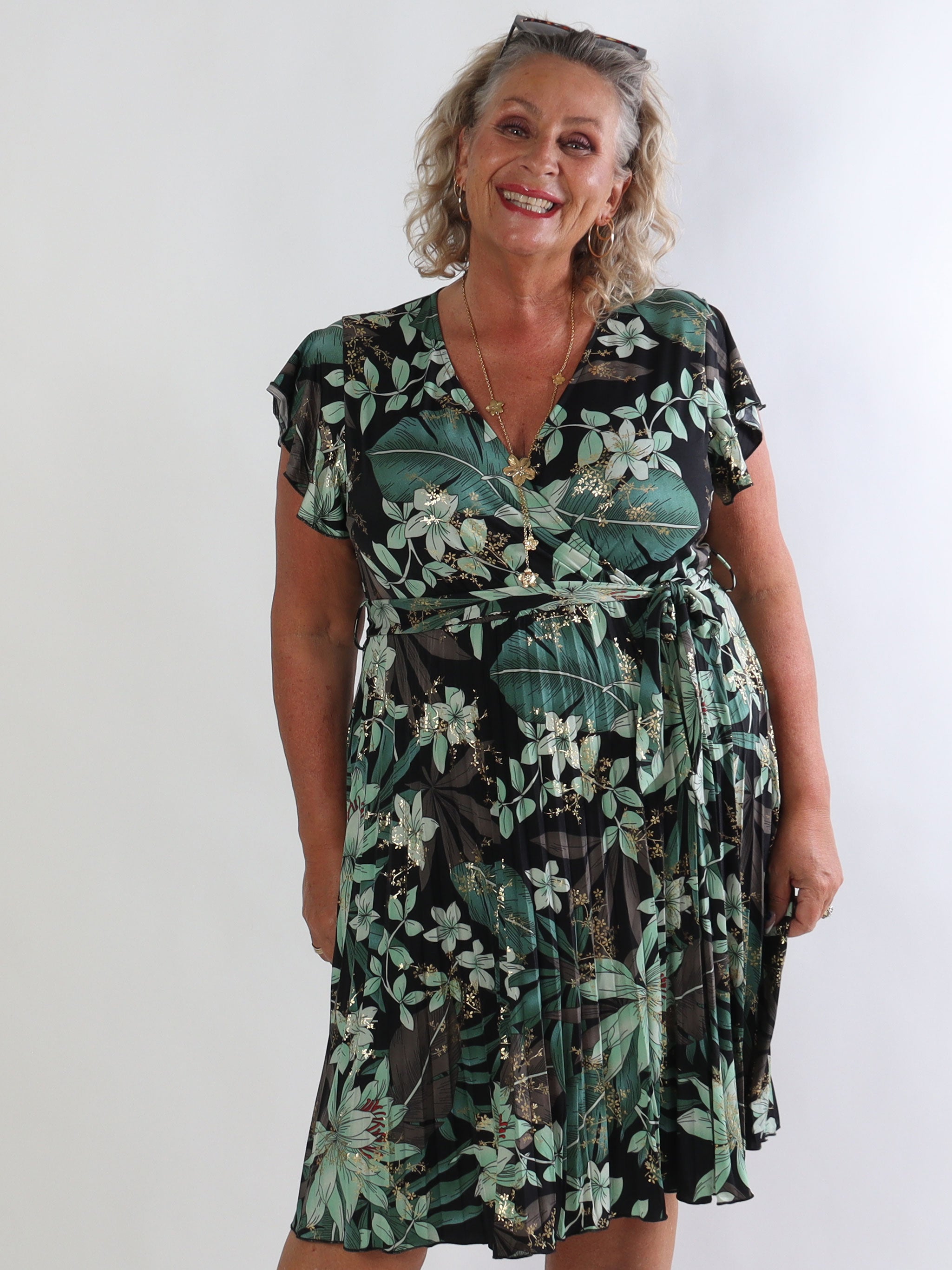 Silvija Short - Elastisk mønstret plus size kjole med plisseret skørt og guld blomster