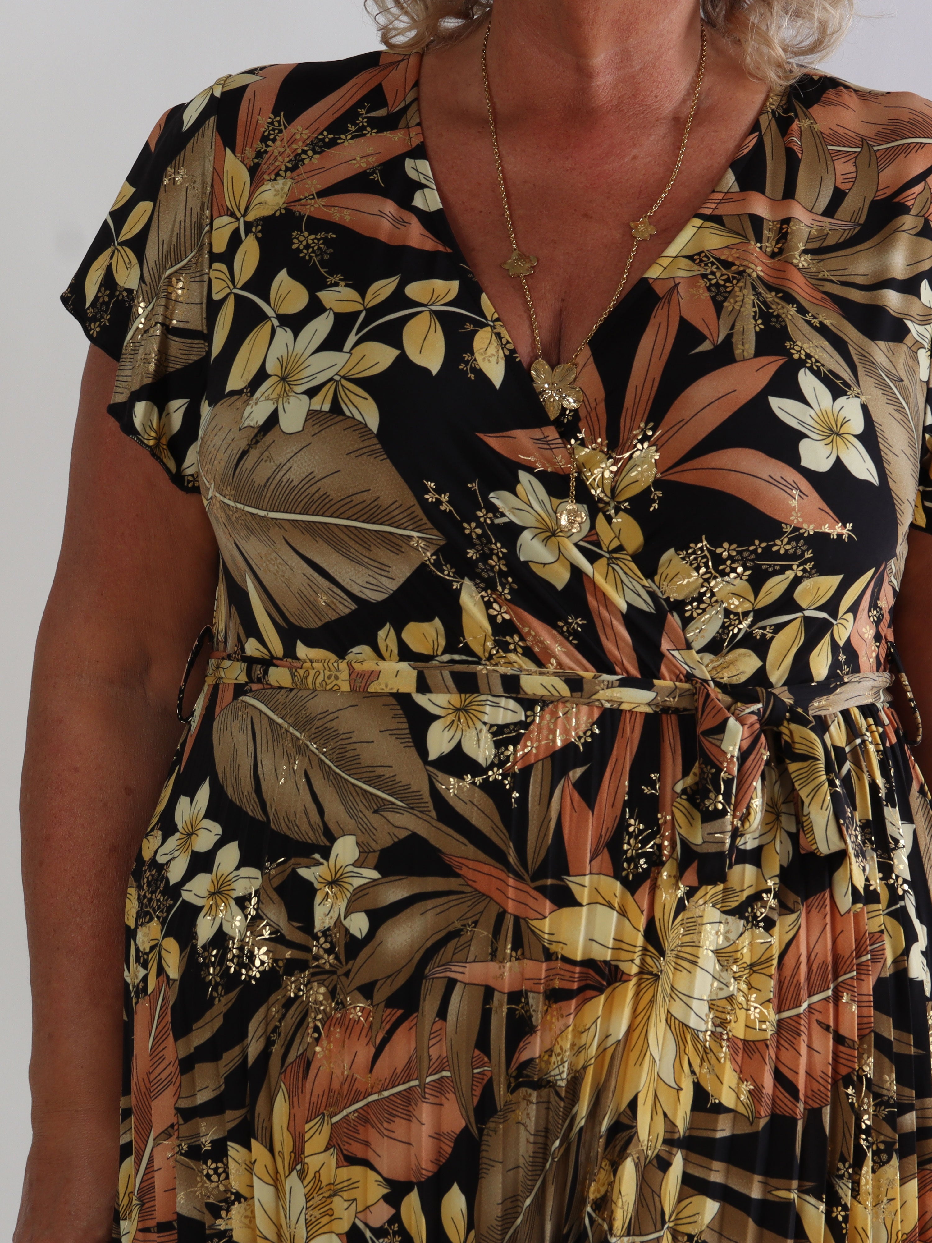 Silvija Short - Elastisk mønstret plus size kjole med plisseret skørt og guld blomster