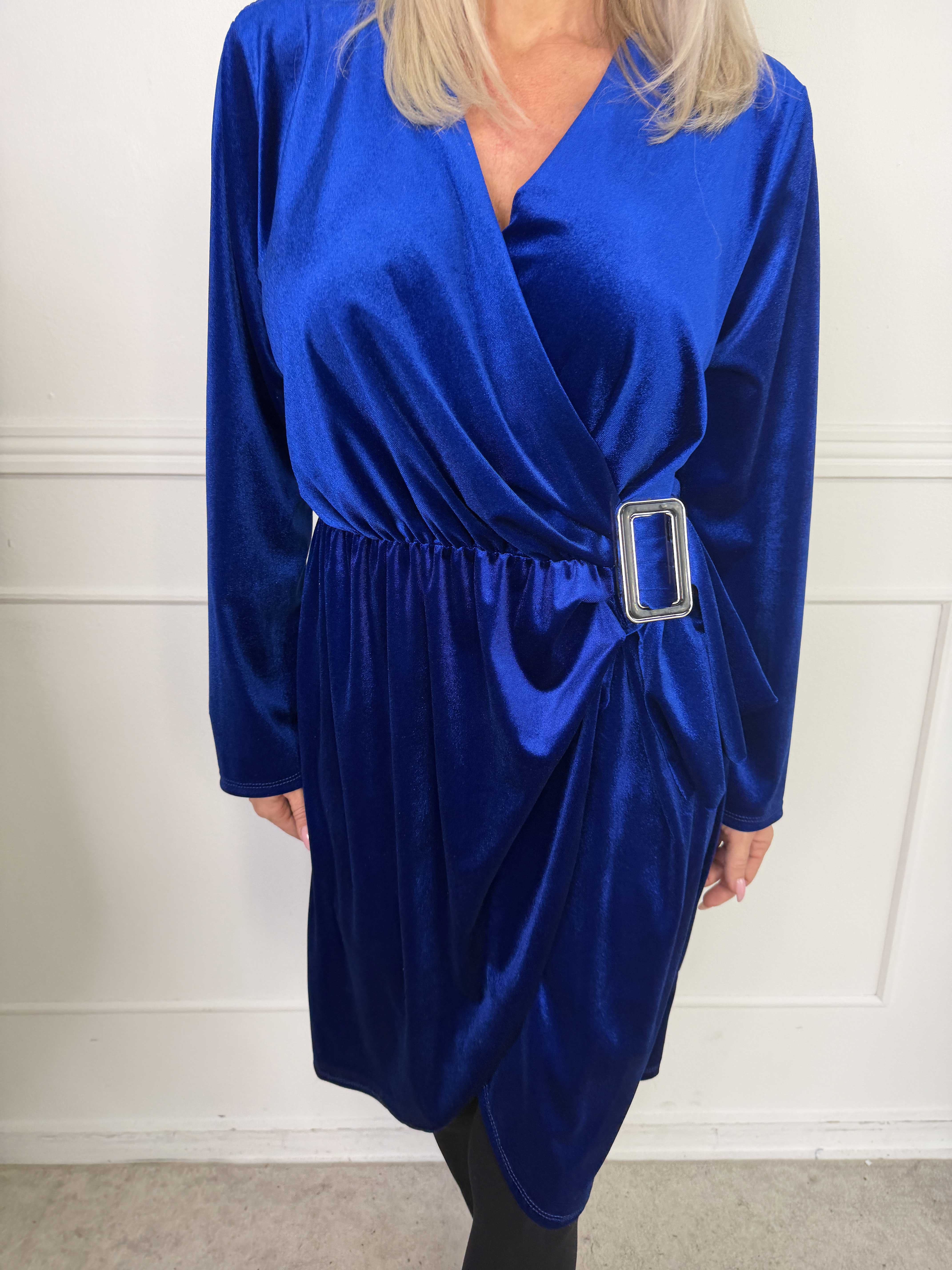 Sinda - Velourkjole med slå-om effekt og spænde