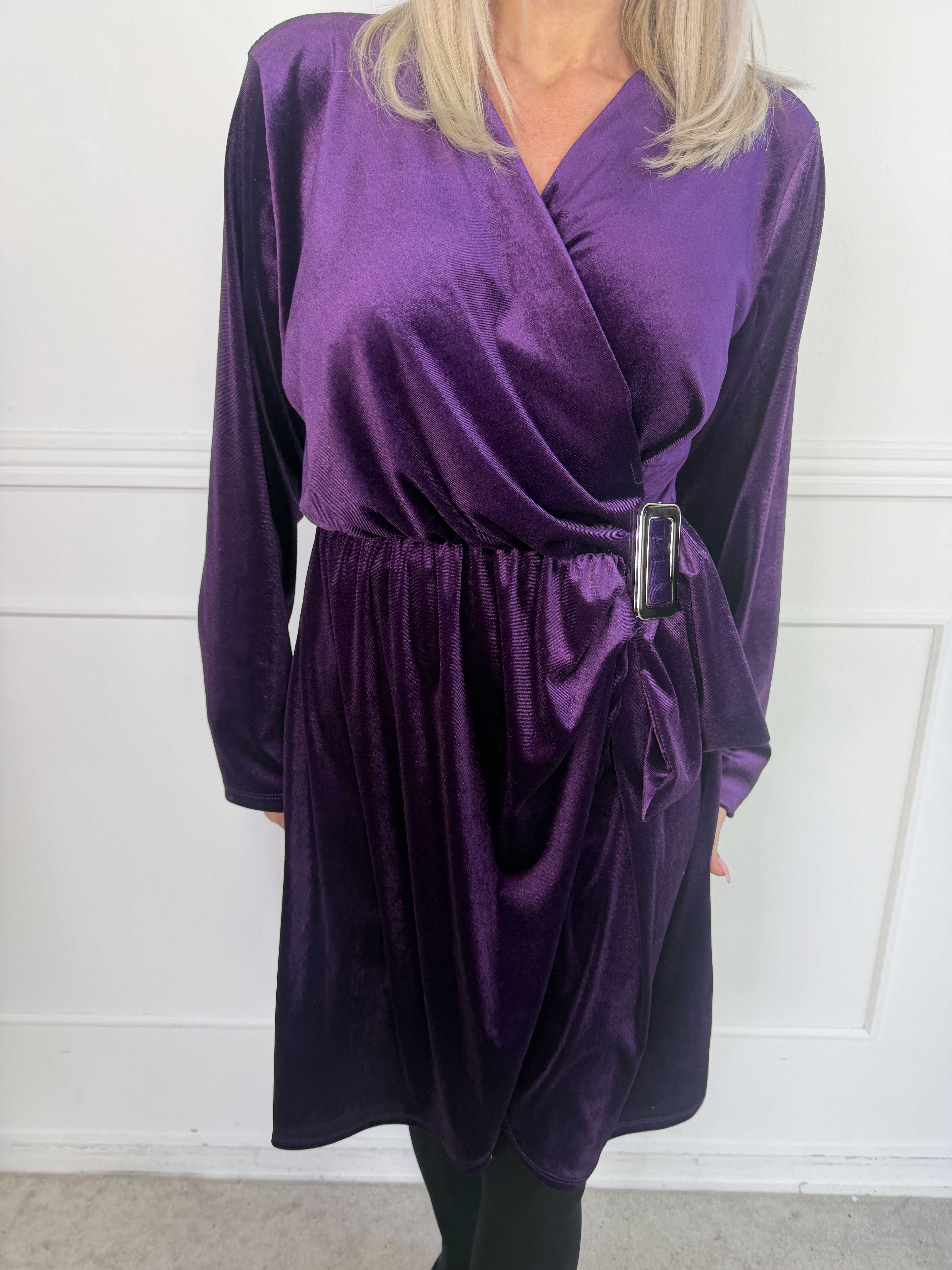 Sinda - Velourkjole med slå-om effekt og spænde