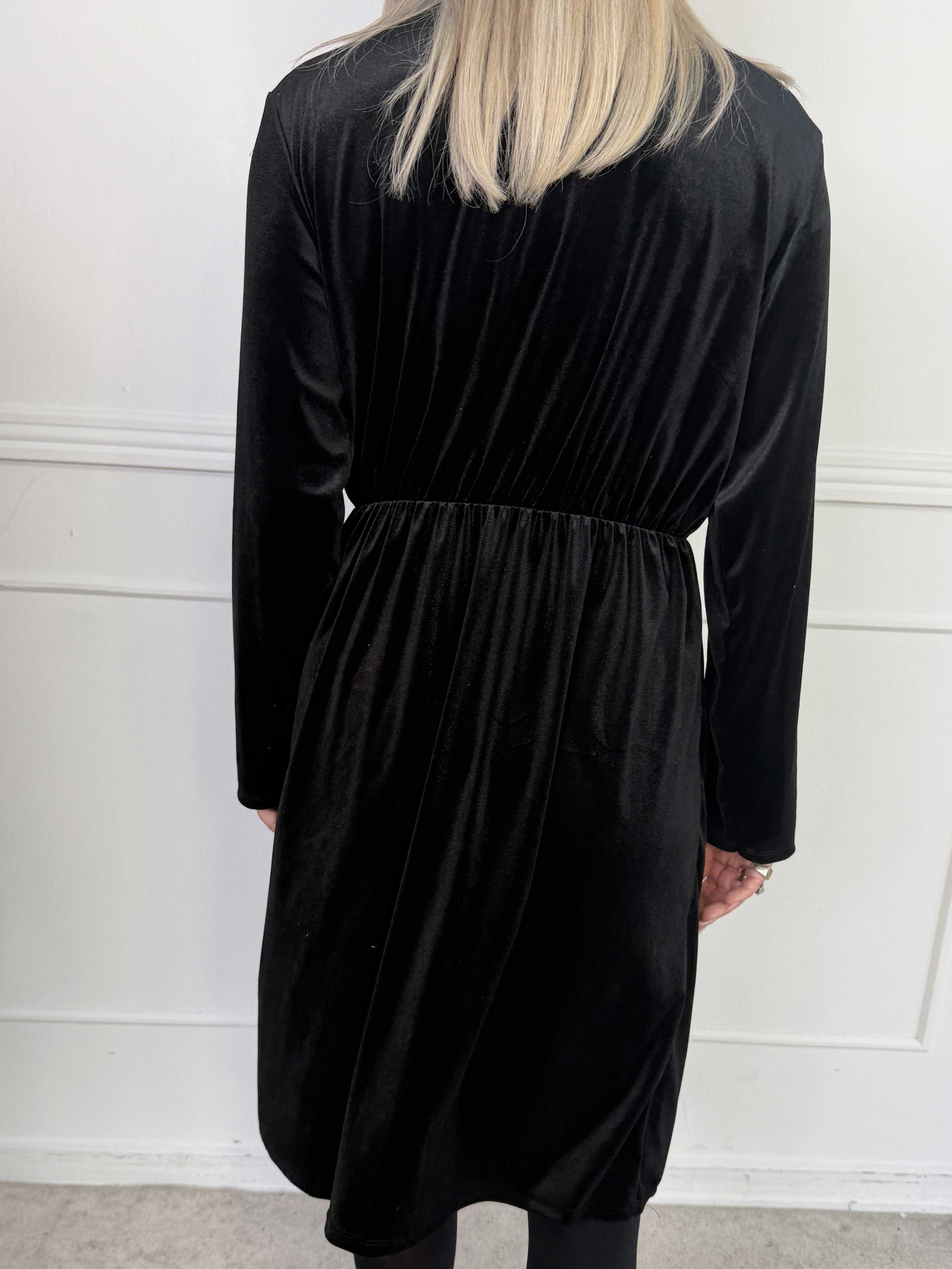 Sinda - Velourkjole med slå-om effekt og spænde