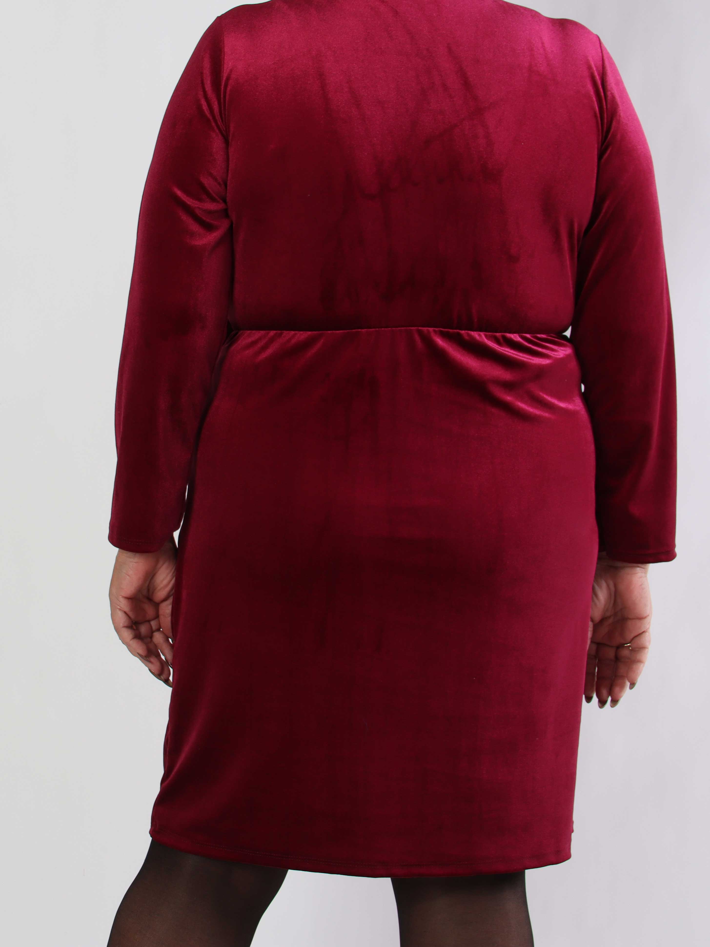 Sinda - Plus size velourkjole med slå-om effekt og spænde