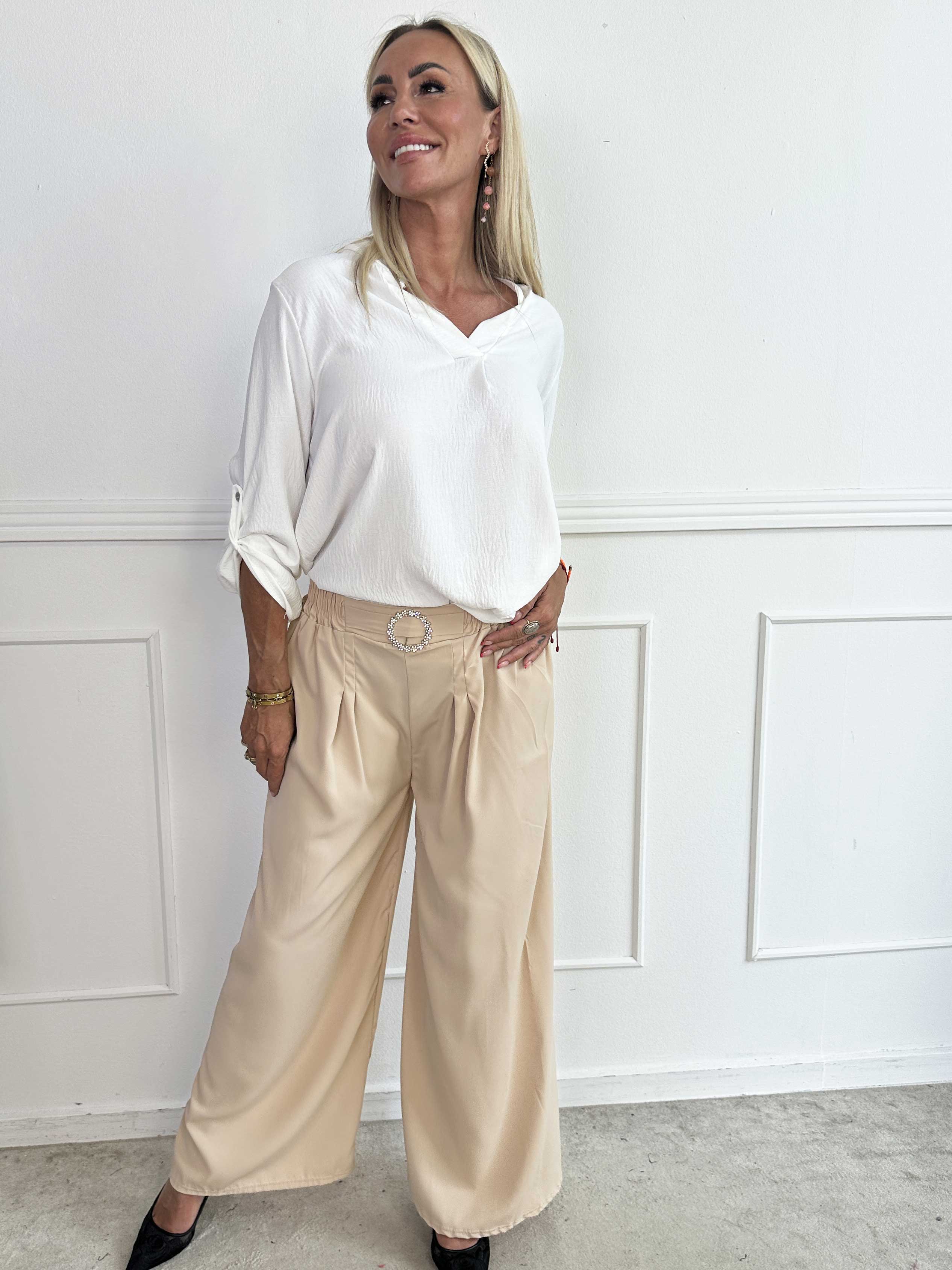 Sizune - Stilerene bukser med sølvspænde i taljen