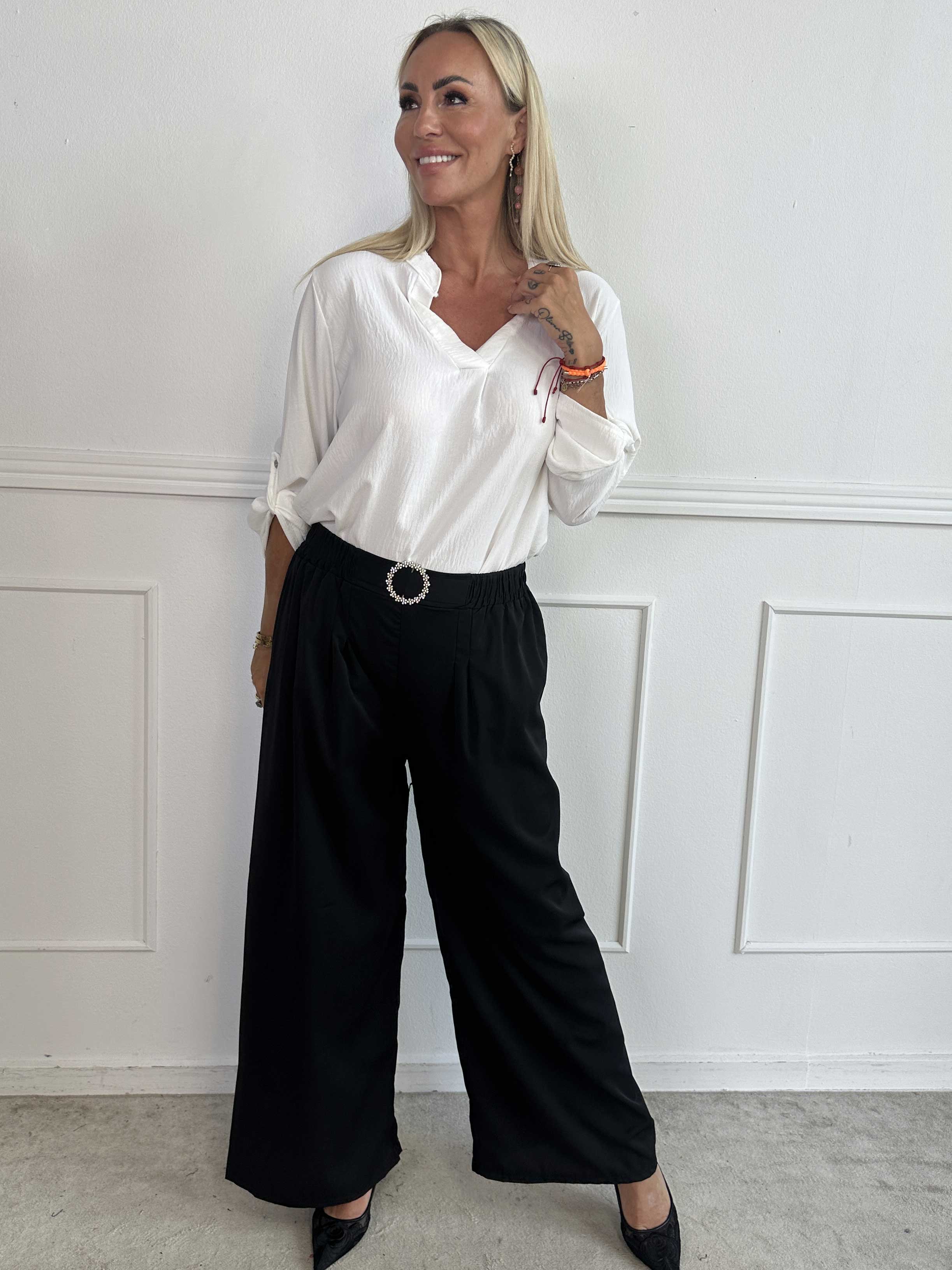 Sizune - Stilerene bukser med sølvspænde i taljen