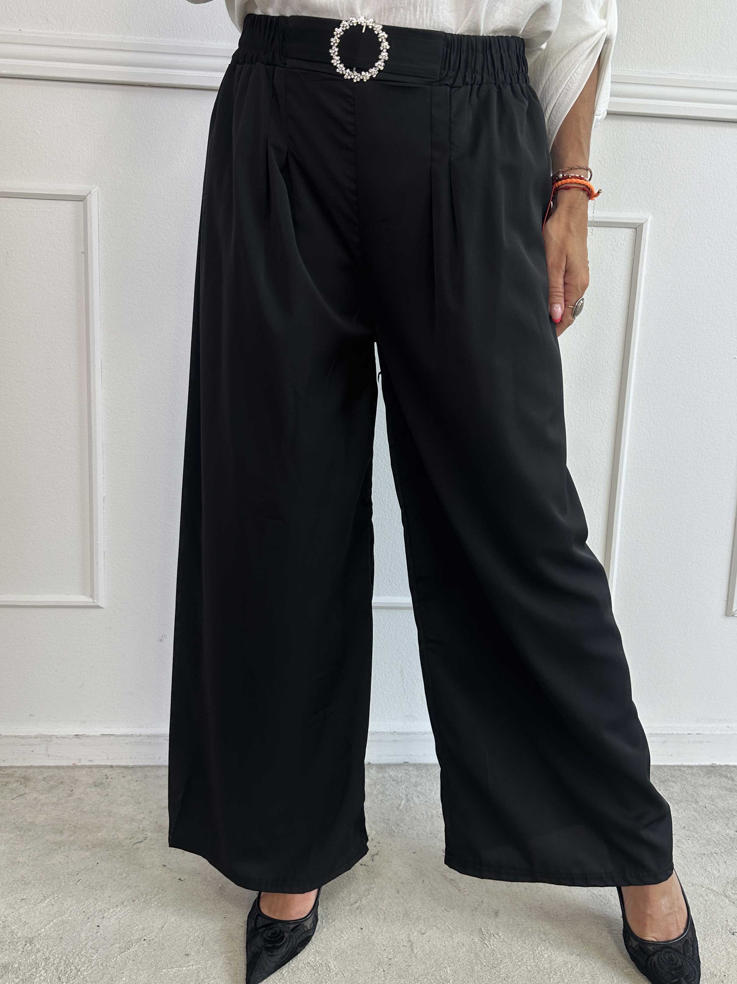 Sizune - Stilerene bukser med sølvspænde i taljen