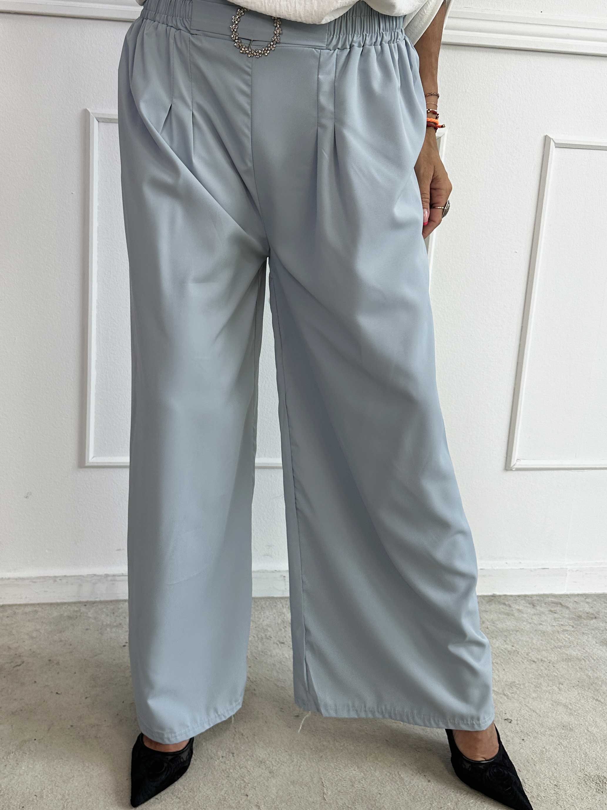 Sizune - Stilerene bukser med sølvspænde i taljen