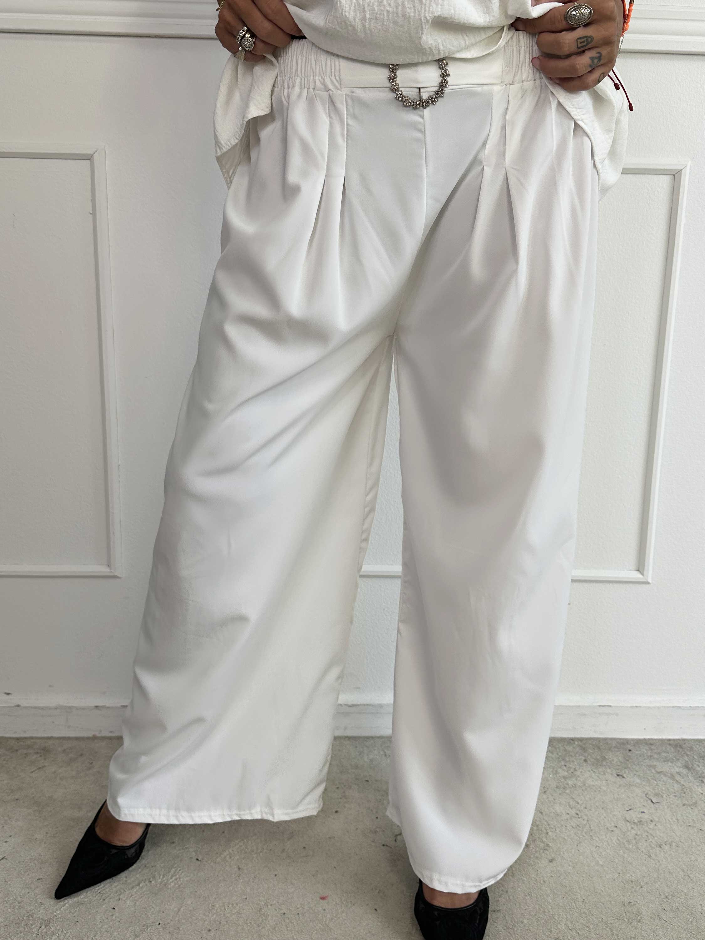 Sizune - Stilerene bukser med sølvspænde i taljen