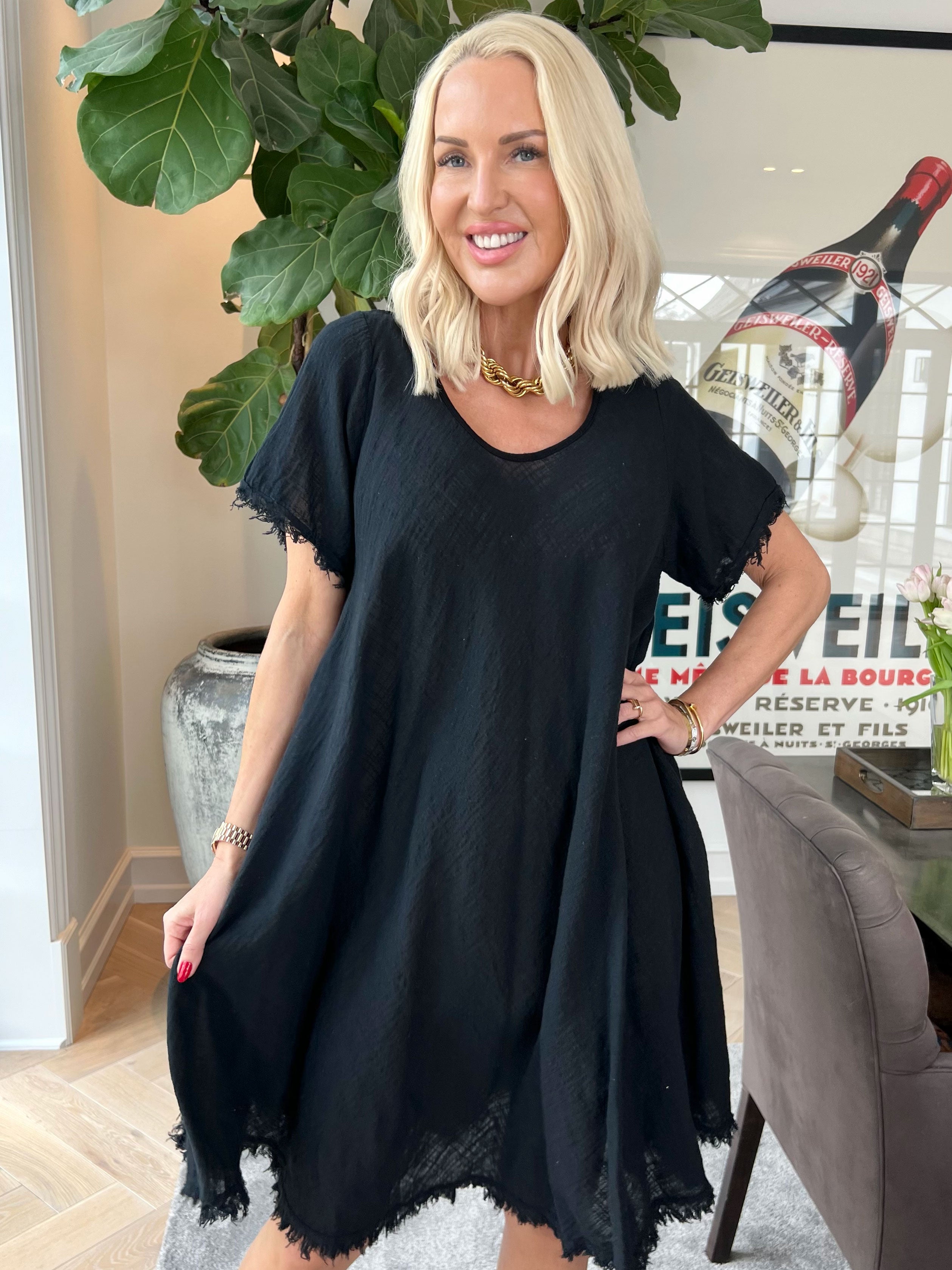 Slone - Sød bomuldskjole i hørlignende stof med frynsekant forneden og ved ærmer