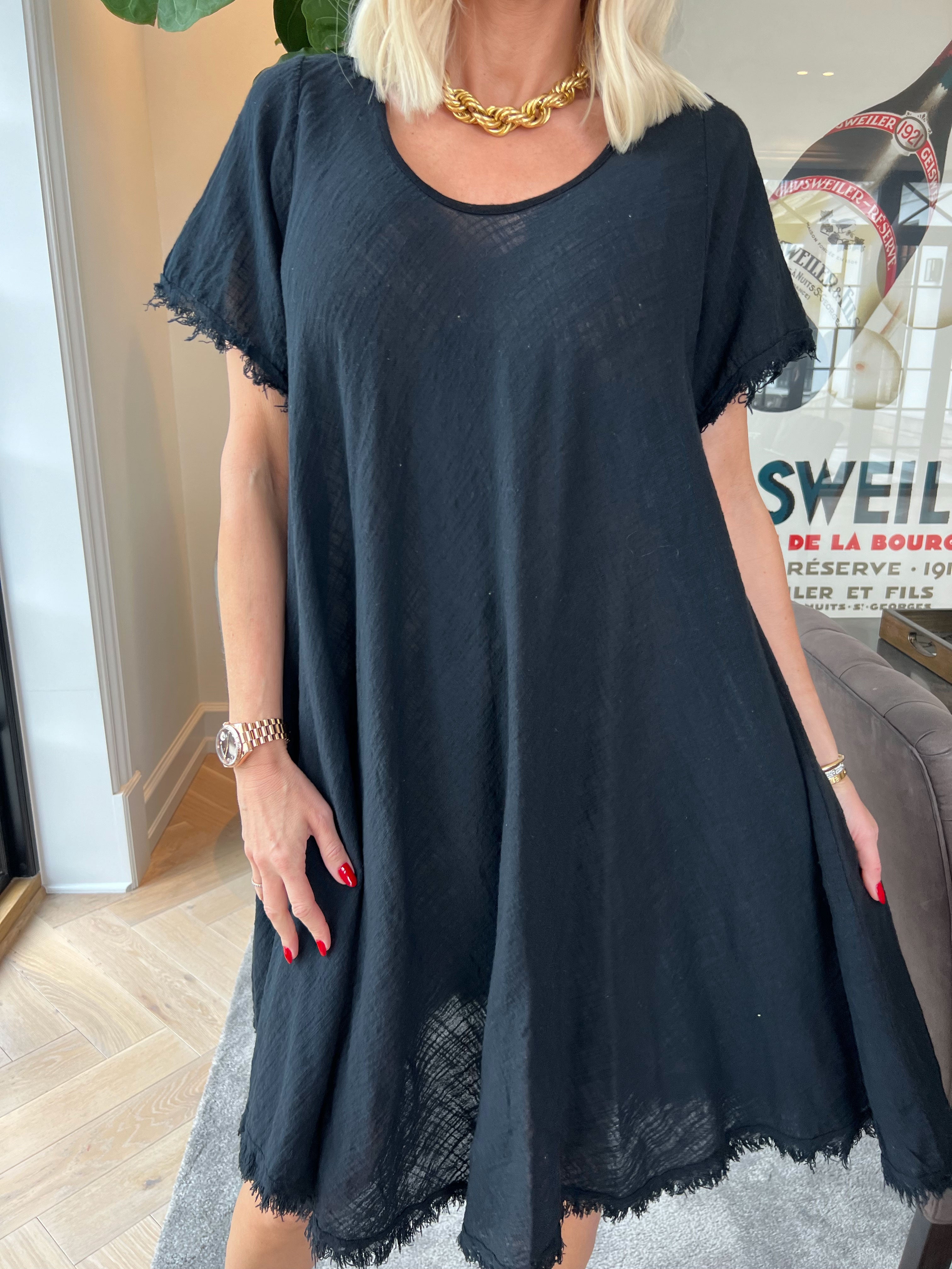 Slone - Sød bomuldskjole i hørlignende stof med frynsekant forneden og ved ærmer