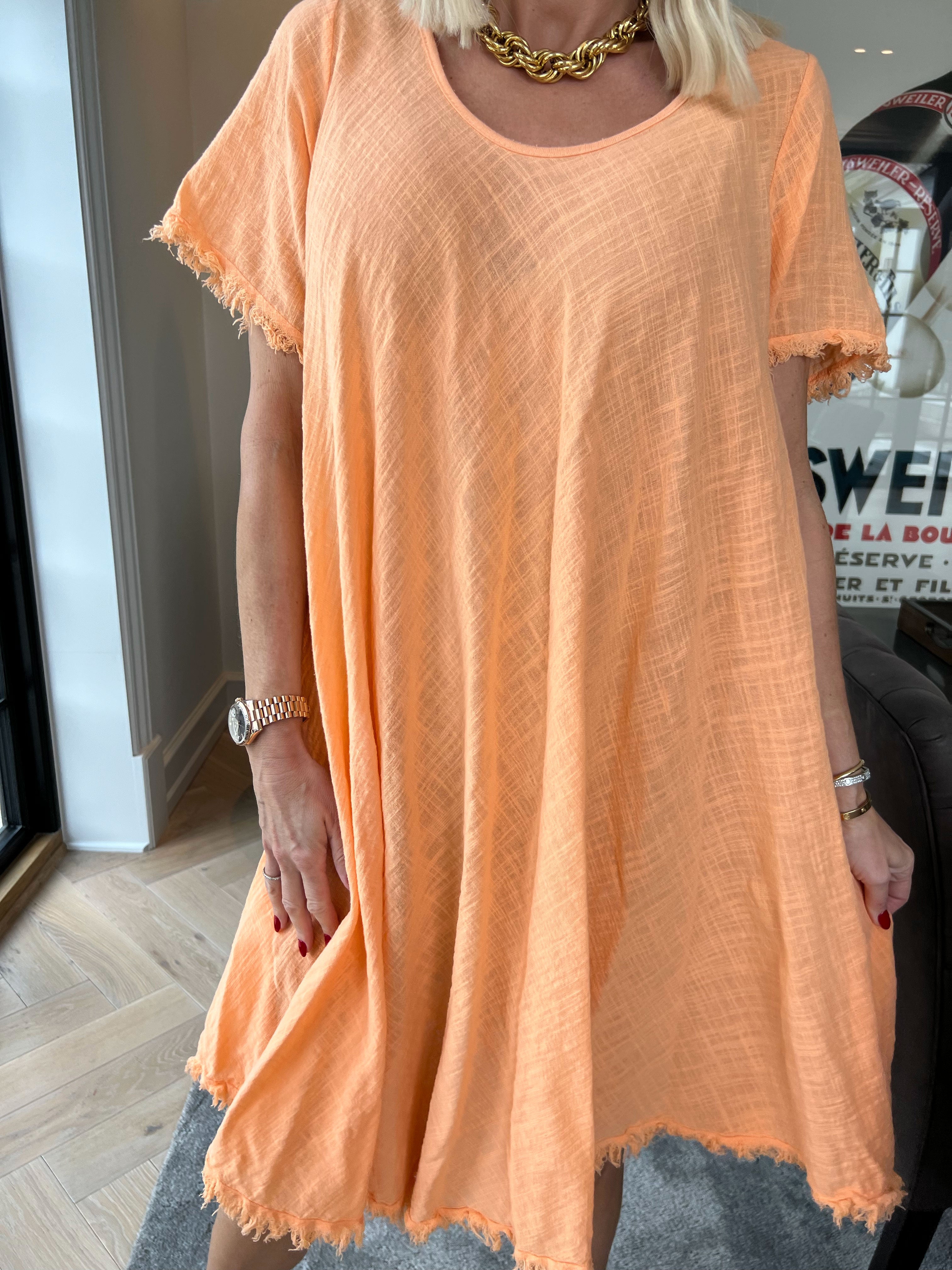 Slone - Sød bomuldskjole i hørlignende stof med frynsekant forneden og ved ærmer