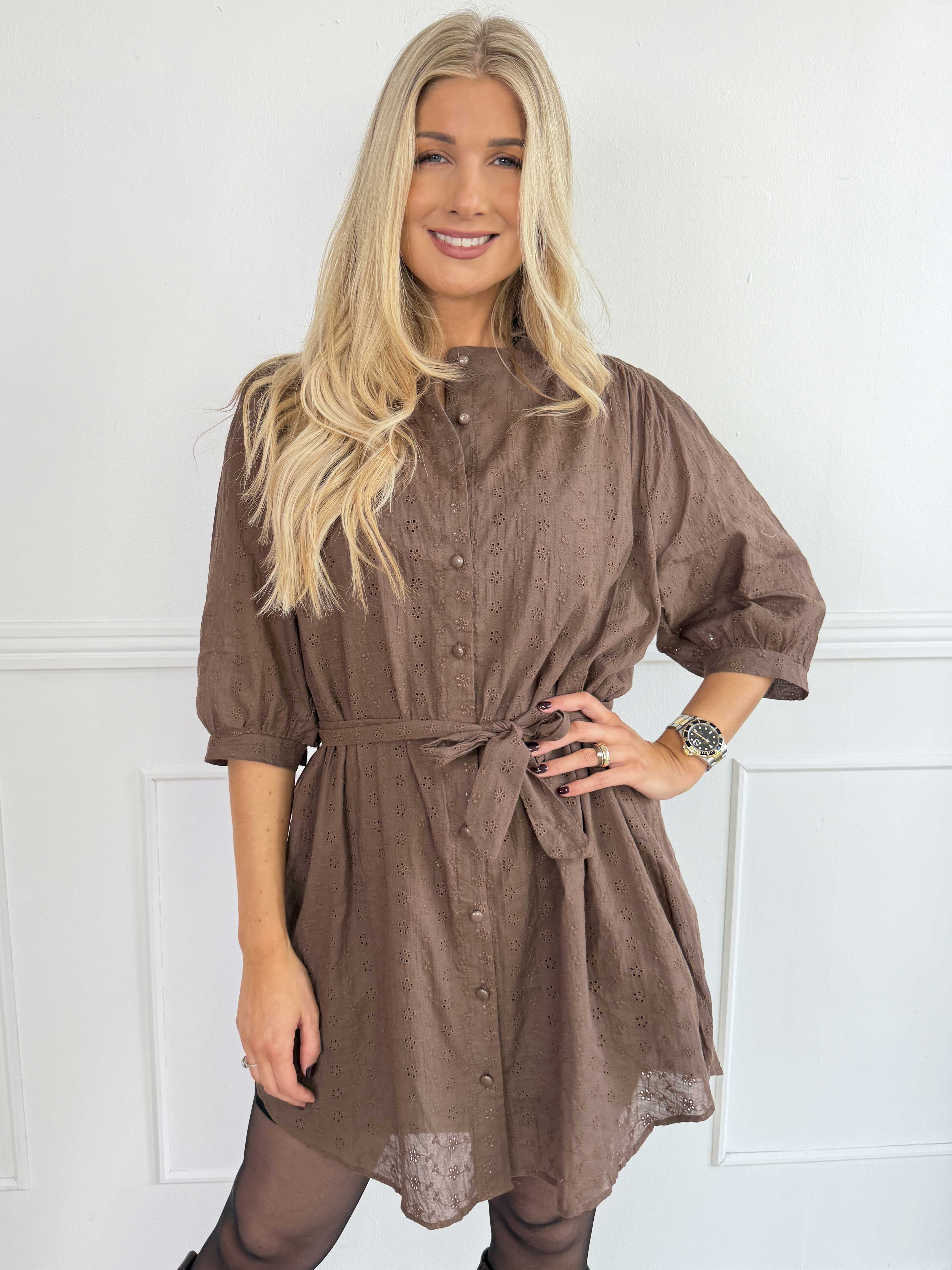 Soffie - Elegant tunikakjole i viskose med smukke broderie anglaise-detaljer