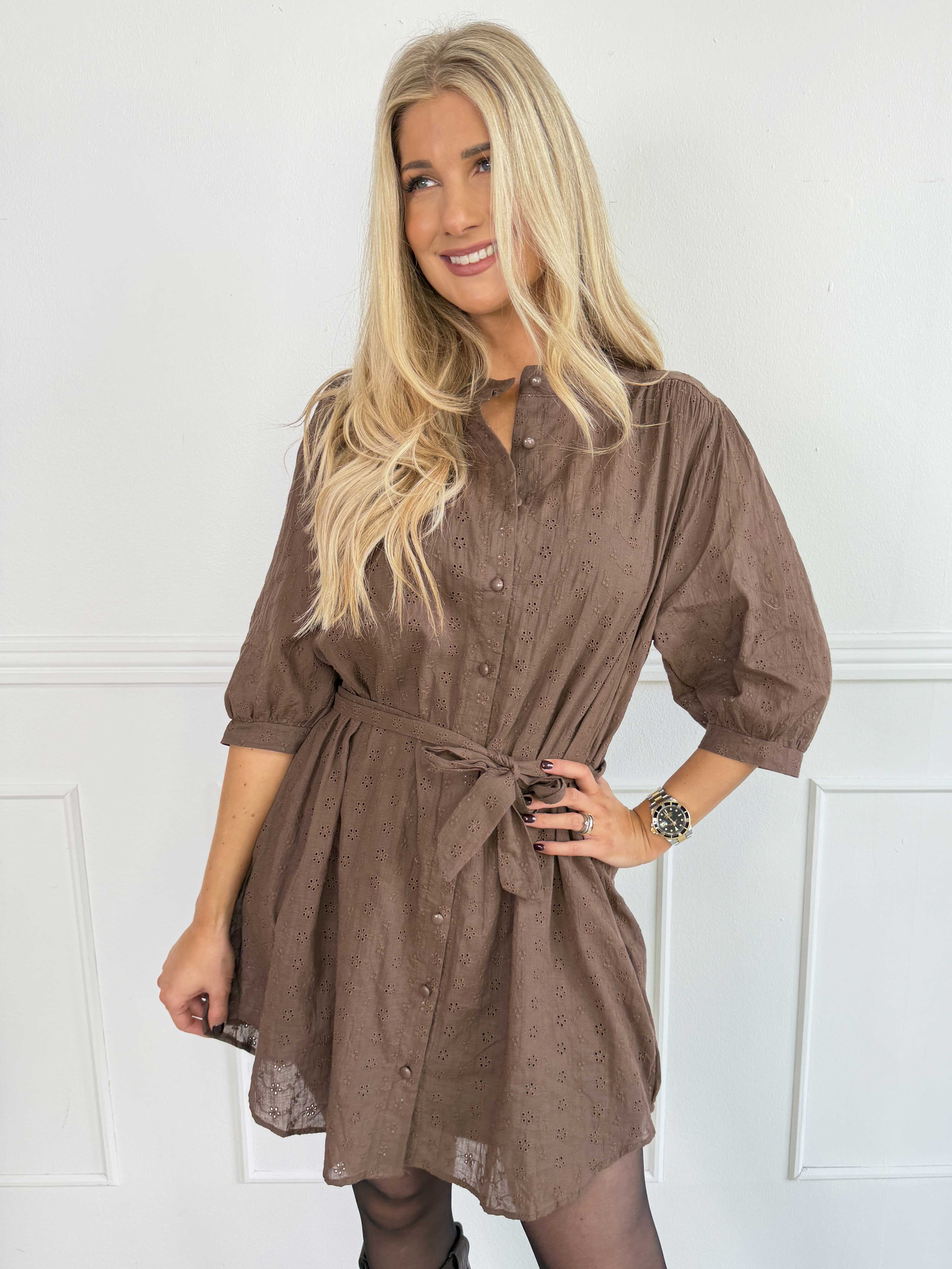 Soffie - Elegant tunikakjole i viskose med smukke broderie anglaise-detaljer