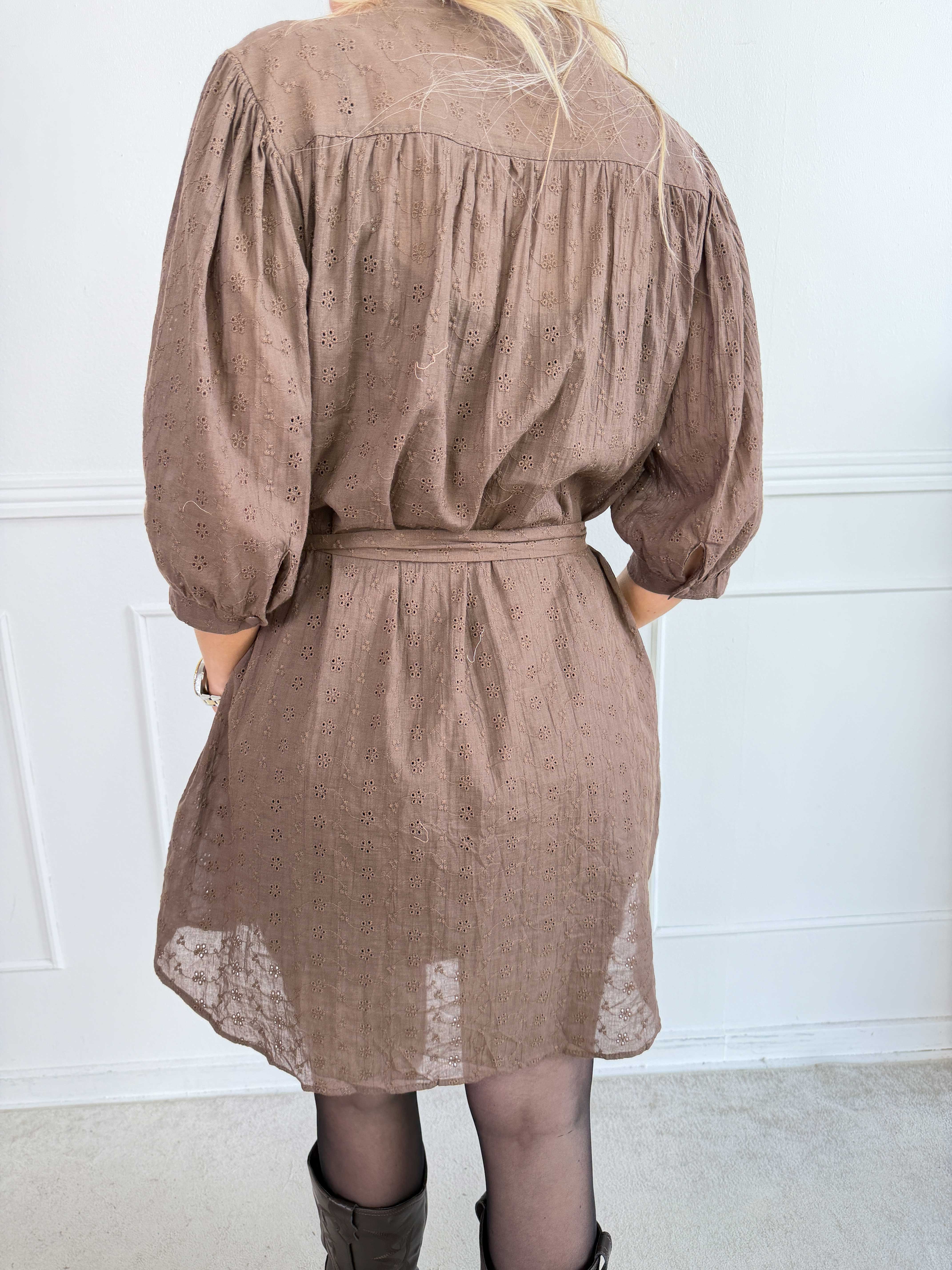 Soffie - Elegant tunikakjole i viskose med smukke broderie anglaise-detaljer