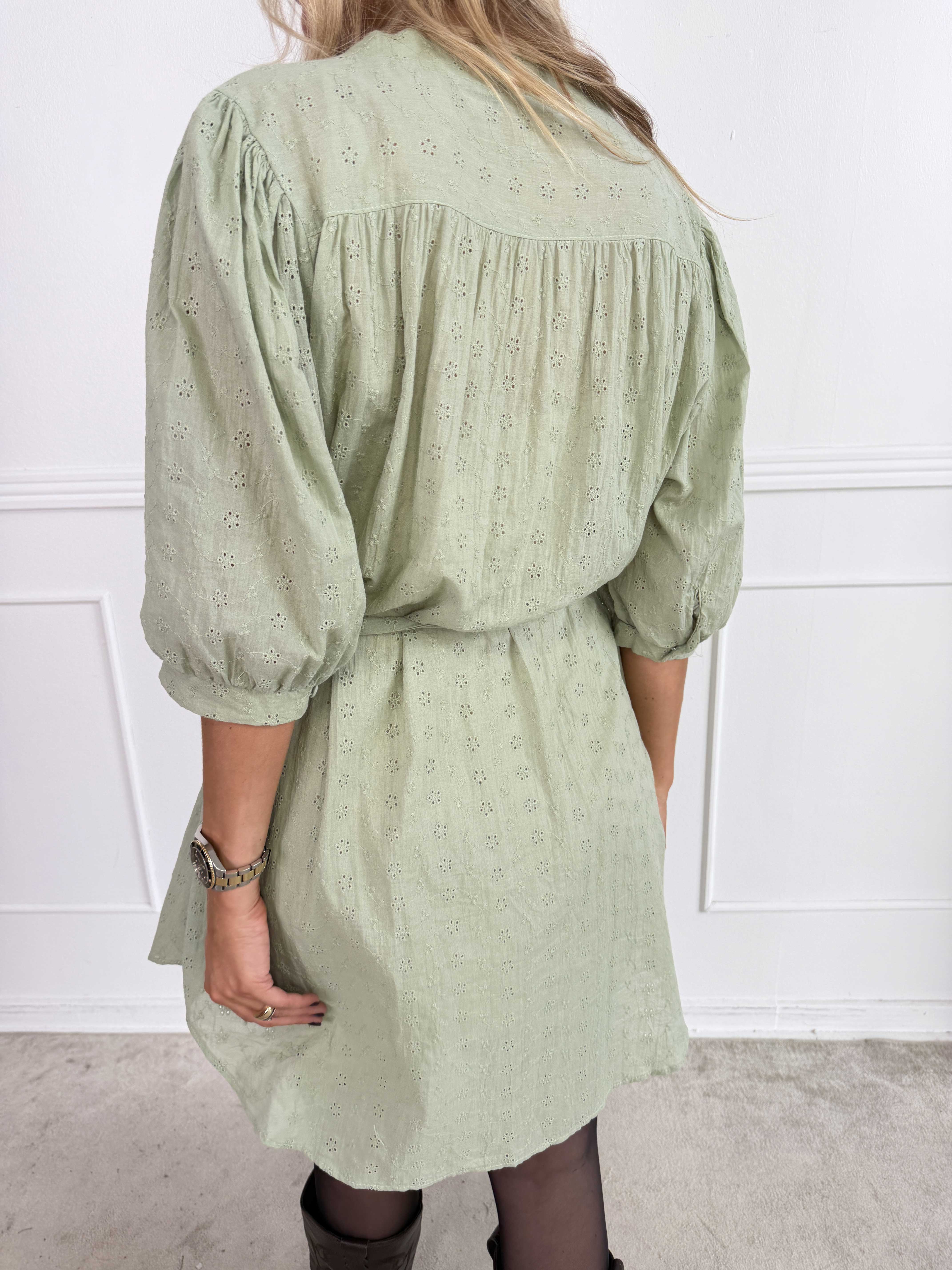 Soffie - Elegant tunikakjole i viskose med smukke broderie anglaise-detaljer