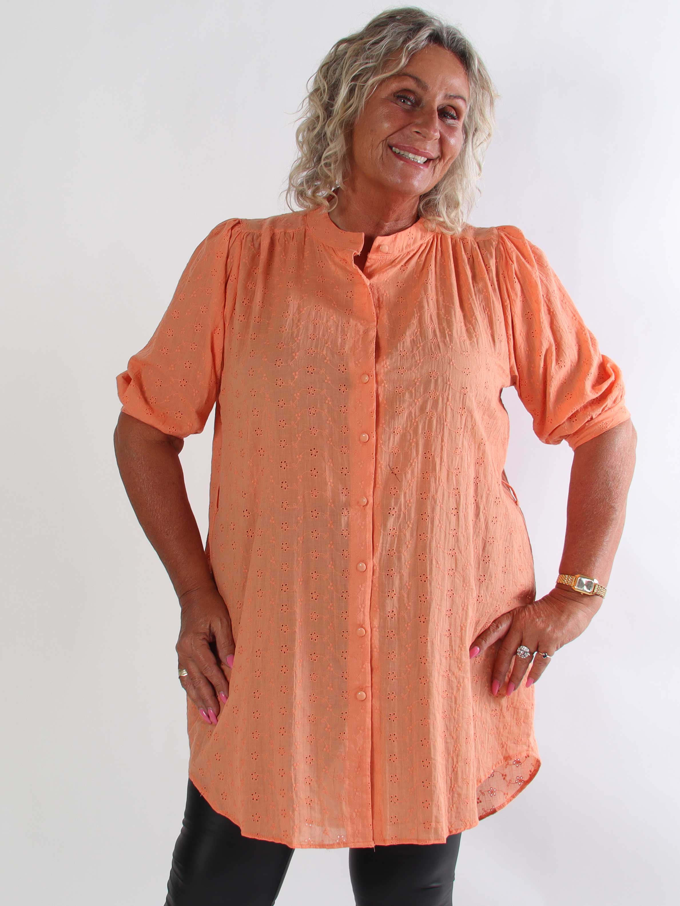 Soffie - Plus size tunikakjole i viskose med smukke broderie anglaise-detaljer