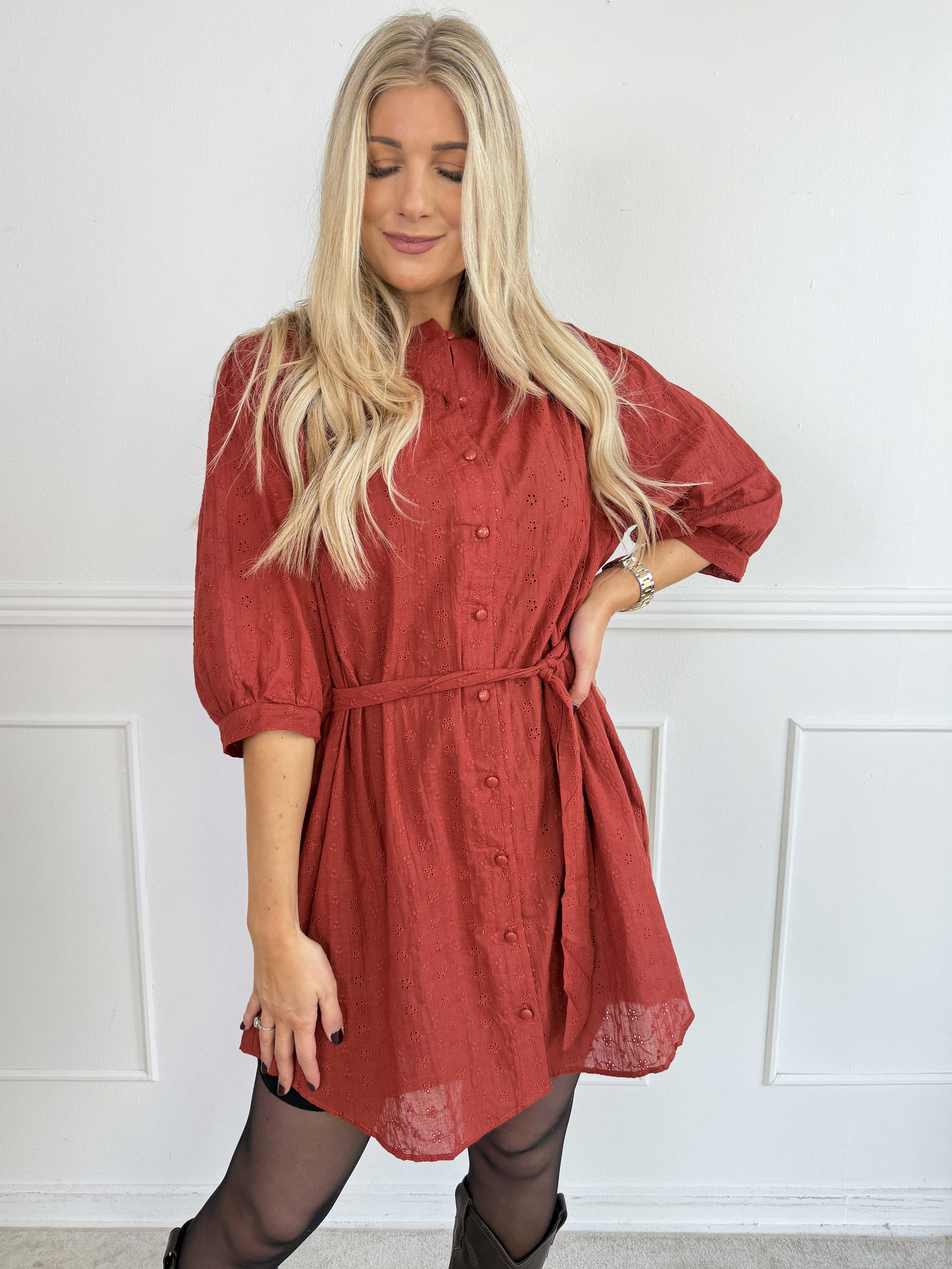 Soffie - Elegant tunikakjole i viskose med smukke broderie anglaise-detaljer