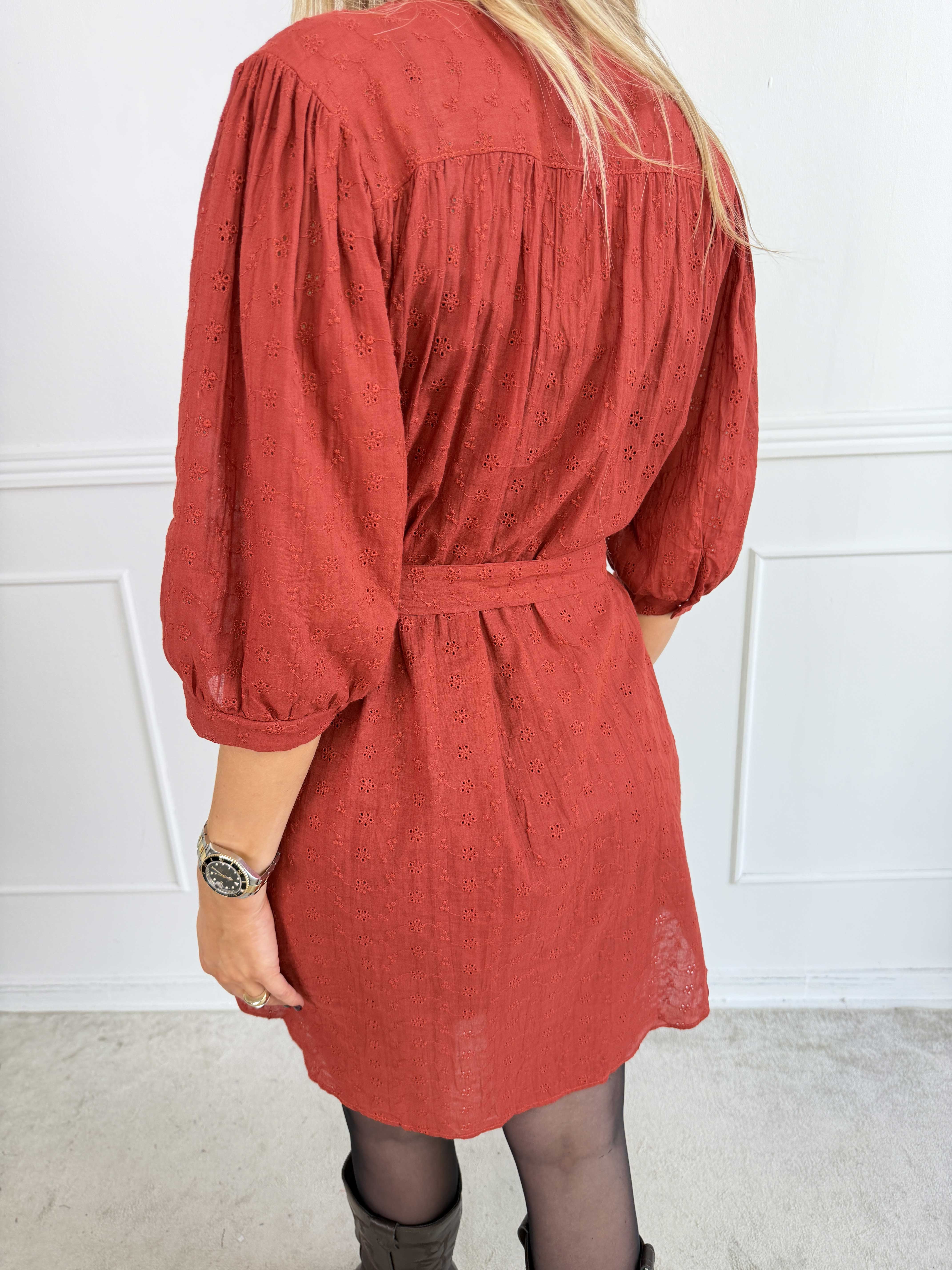 Soffie - Elegant tunikakjole i viskose med smukke broderie anglaise-detaljer