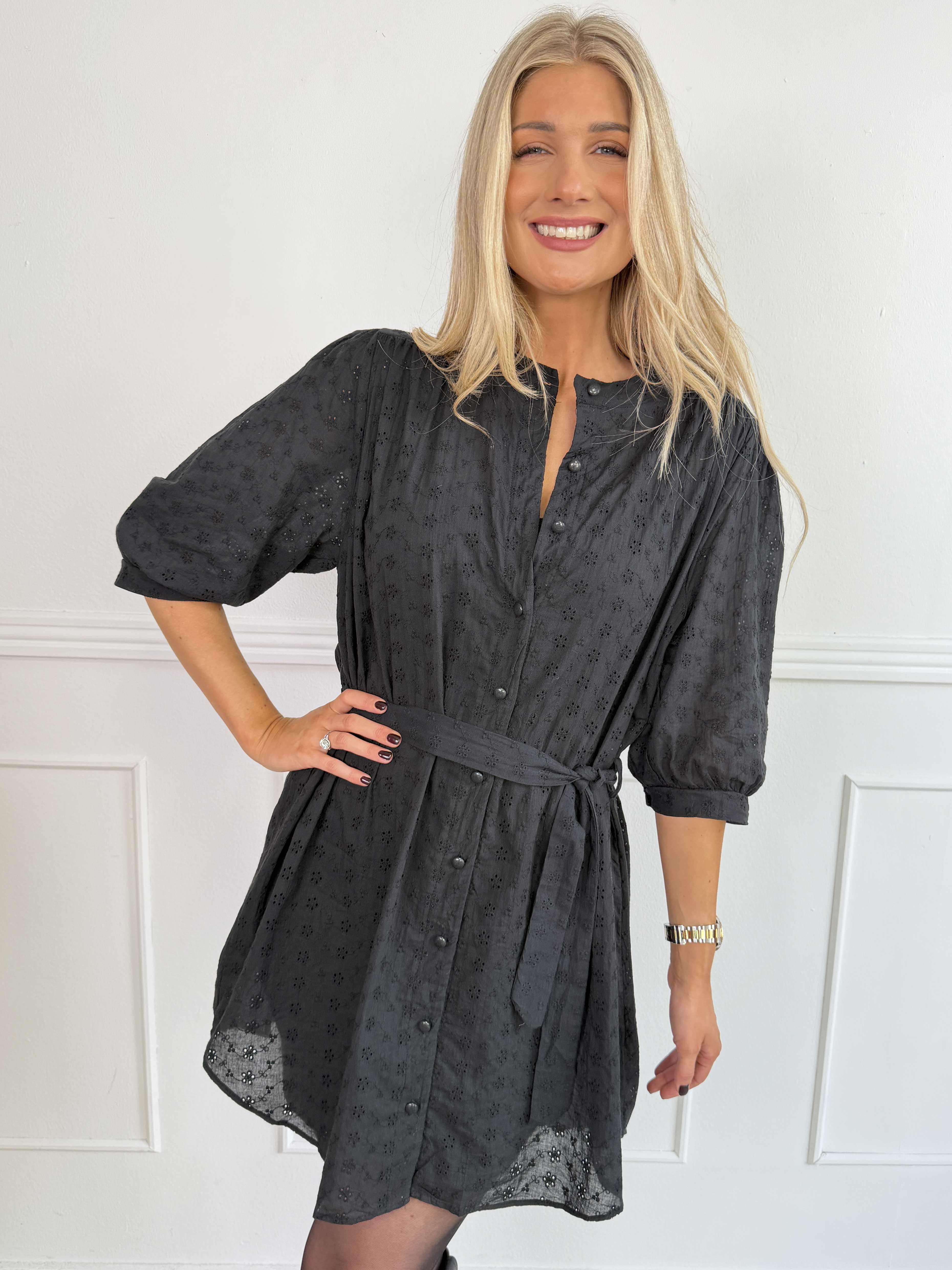 Soffie - Elegant tunikakjole i viskose med smukke broderie anglaise-detaljer