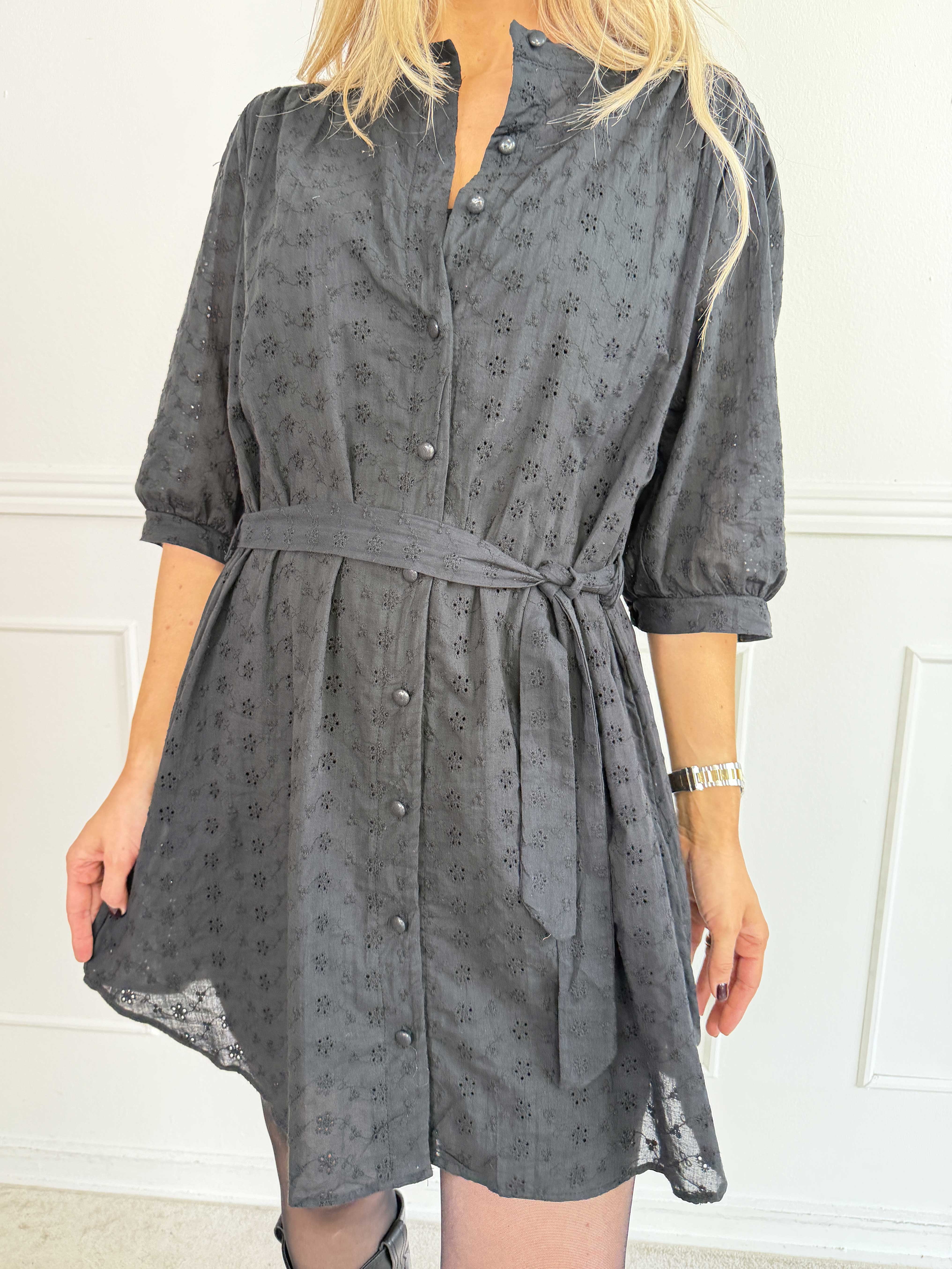 Soffie - Elegant tunikakjole i viskose med smukke broderie anglaise-detaljer