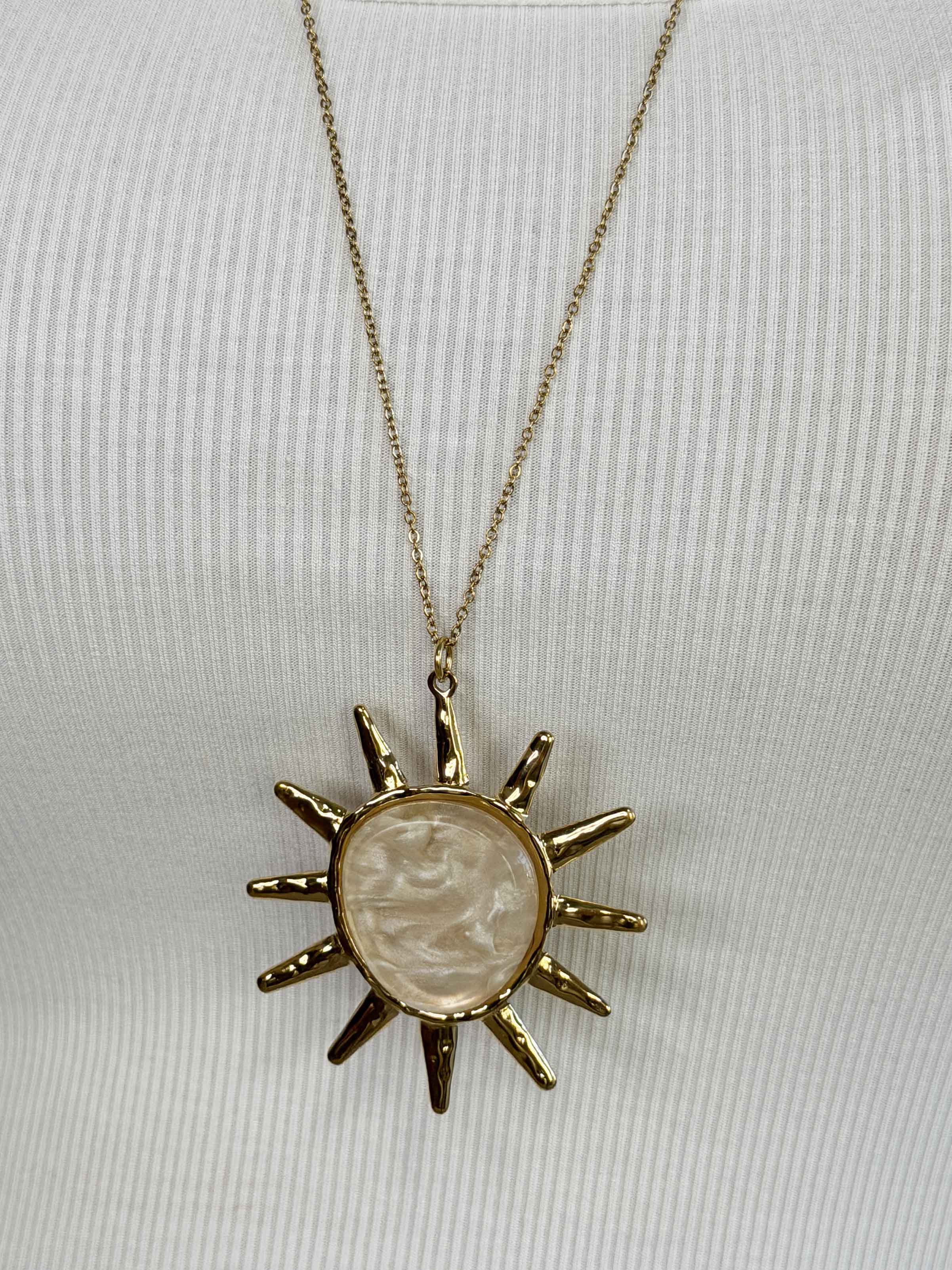 Solea - Lang guldhalskæde med solvedhæng og en elegant farvet sten