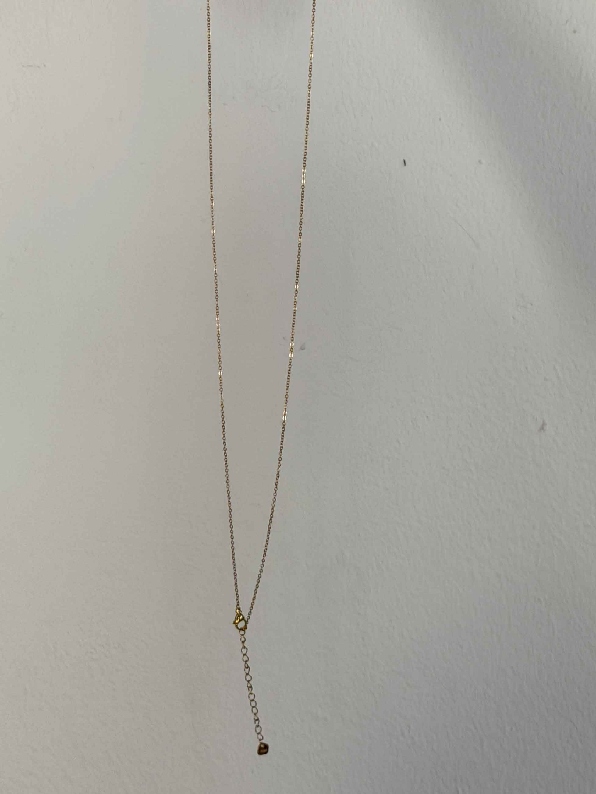 Solea - Lang guldhalskæde med solvedhæng og en elegant farvet sten