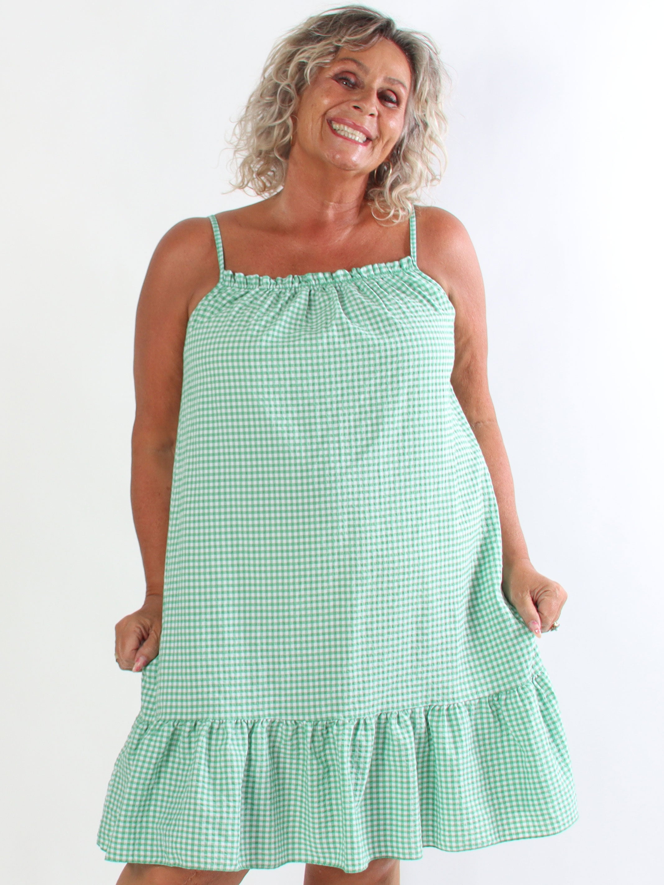 Solero Check - Plus size stropkjole i let og luftig bæk og bølge med klassiske tern