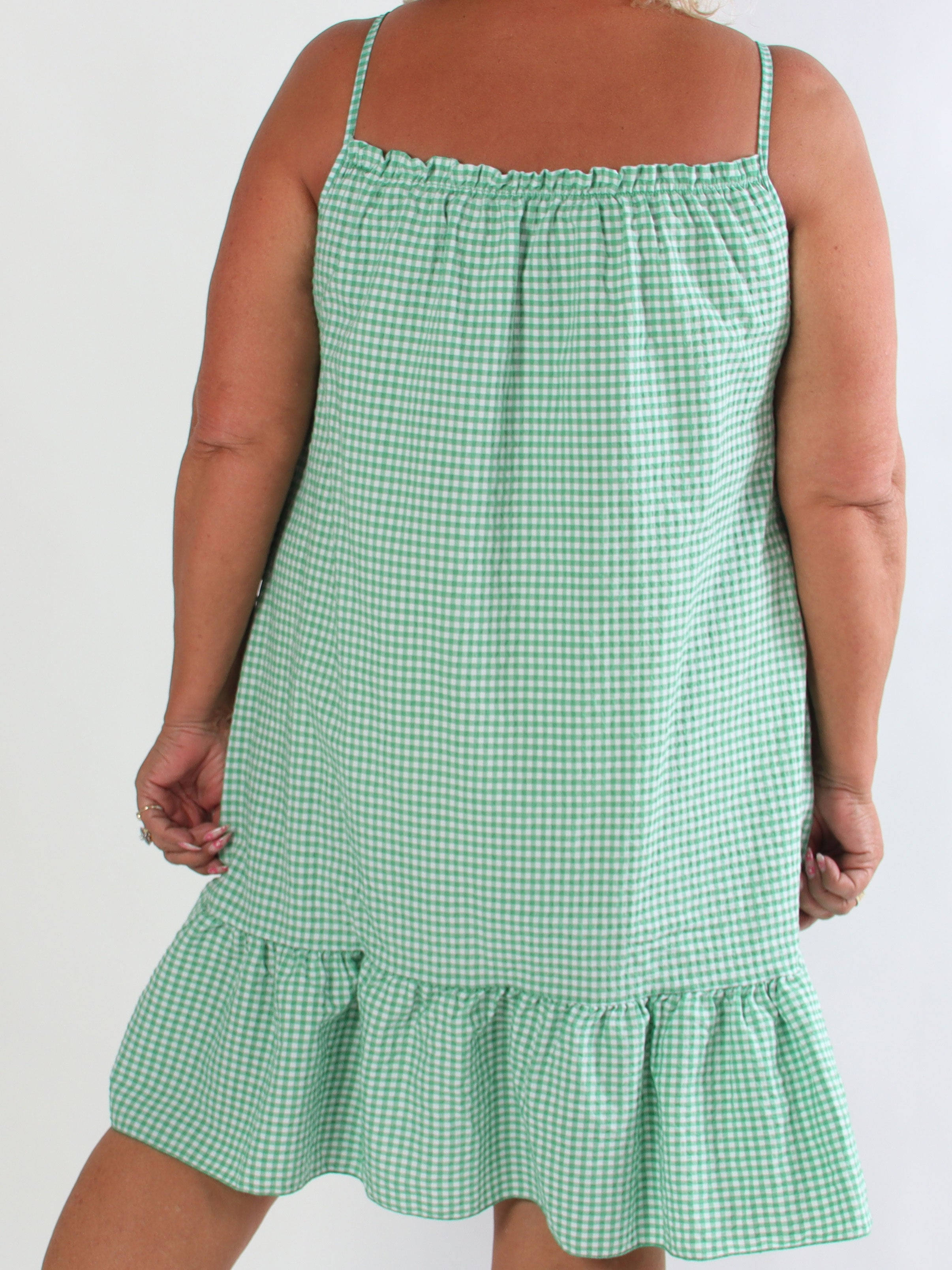 Solero Check - Plus size stropkjole i let og luftig bæk og bølge med klassiske tern